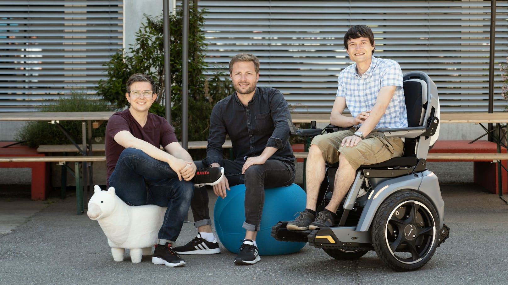 Scewo-Gründer Bernhard Winter, Thomas Gemperle und Pascal Buholzer (v.l.) mit ihrem Elektro-Rollstuhl "BRO".