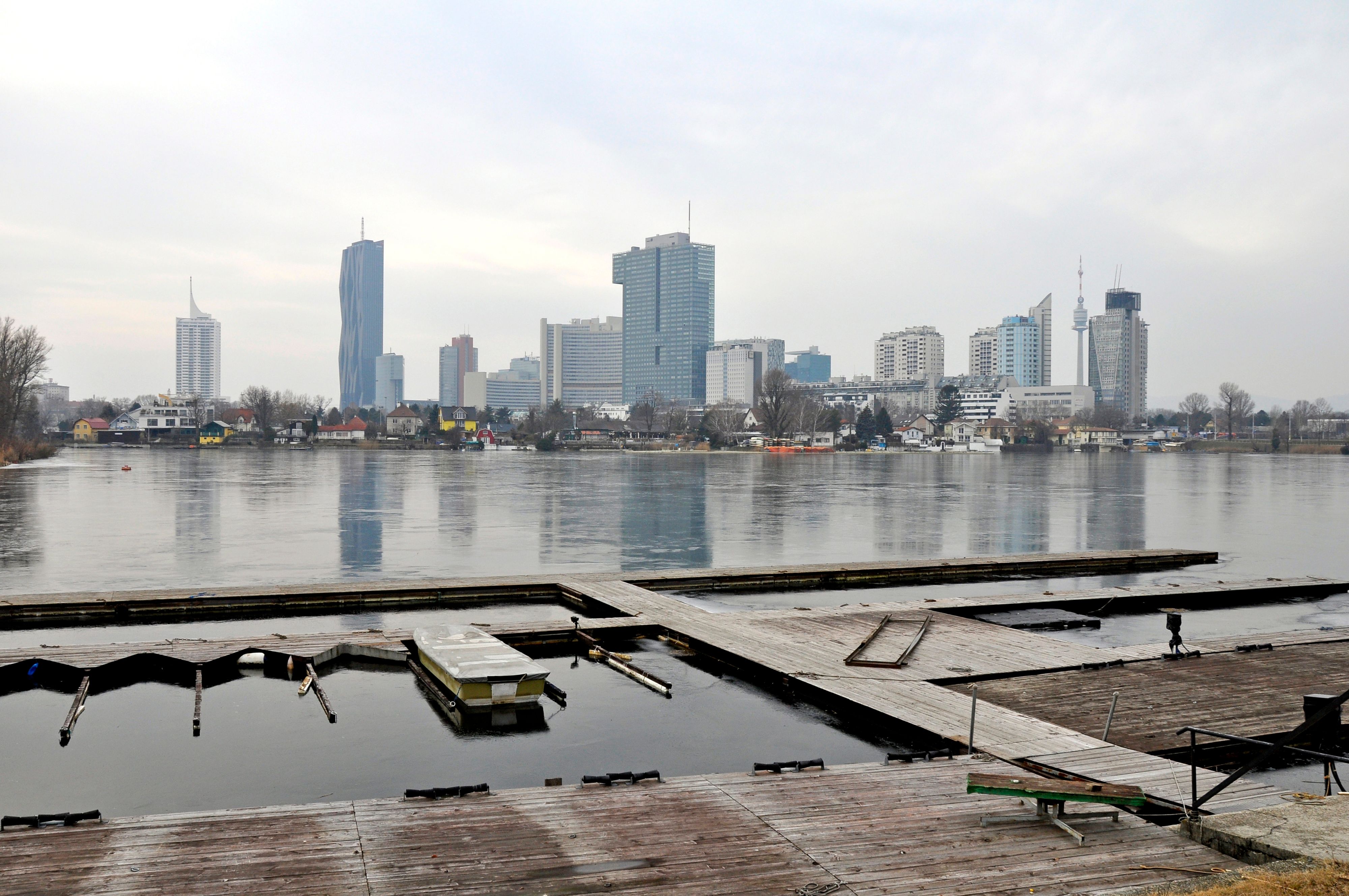 Die Untere Alte Donau im Winter, im Hintergrund die Donau City. Archivbild