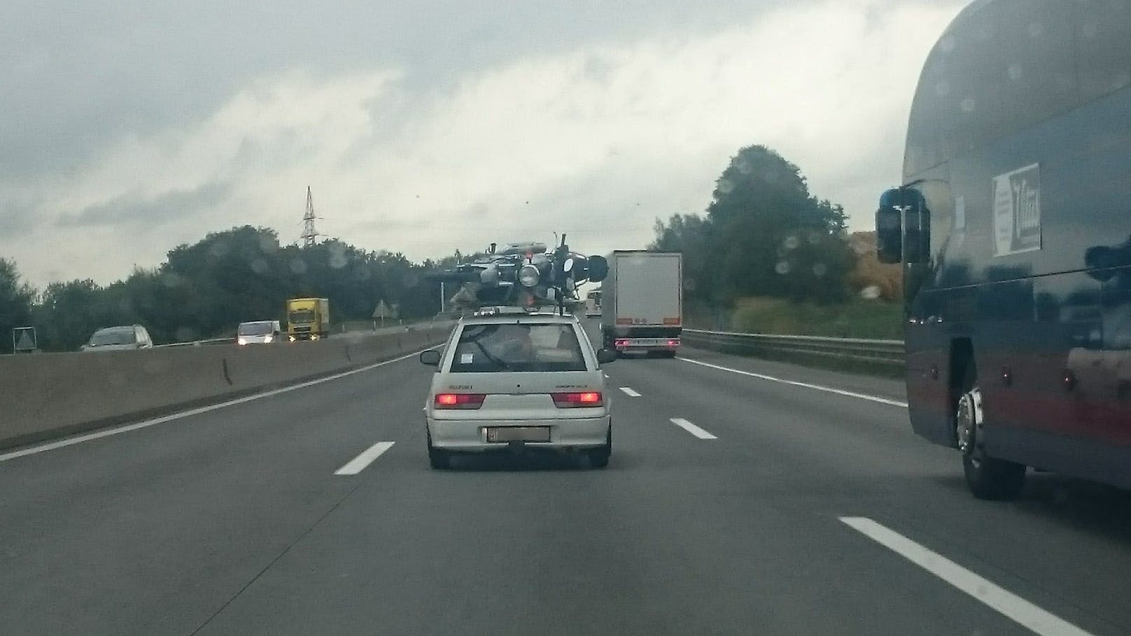 Bitte nicht nachmachen: Motorrad-Transport auf dem Dach eines Autos