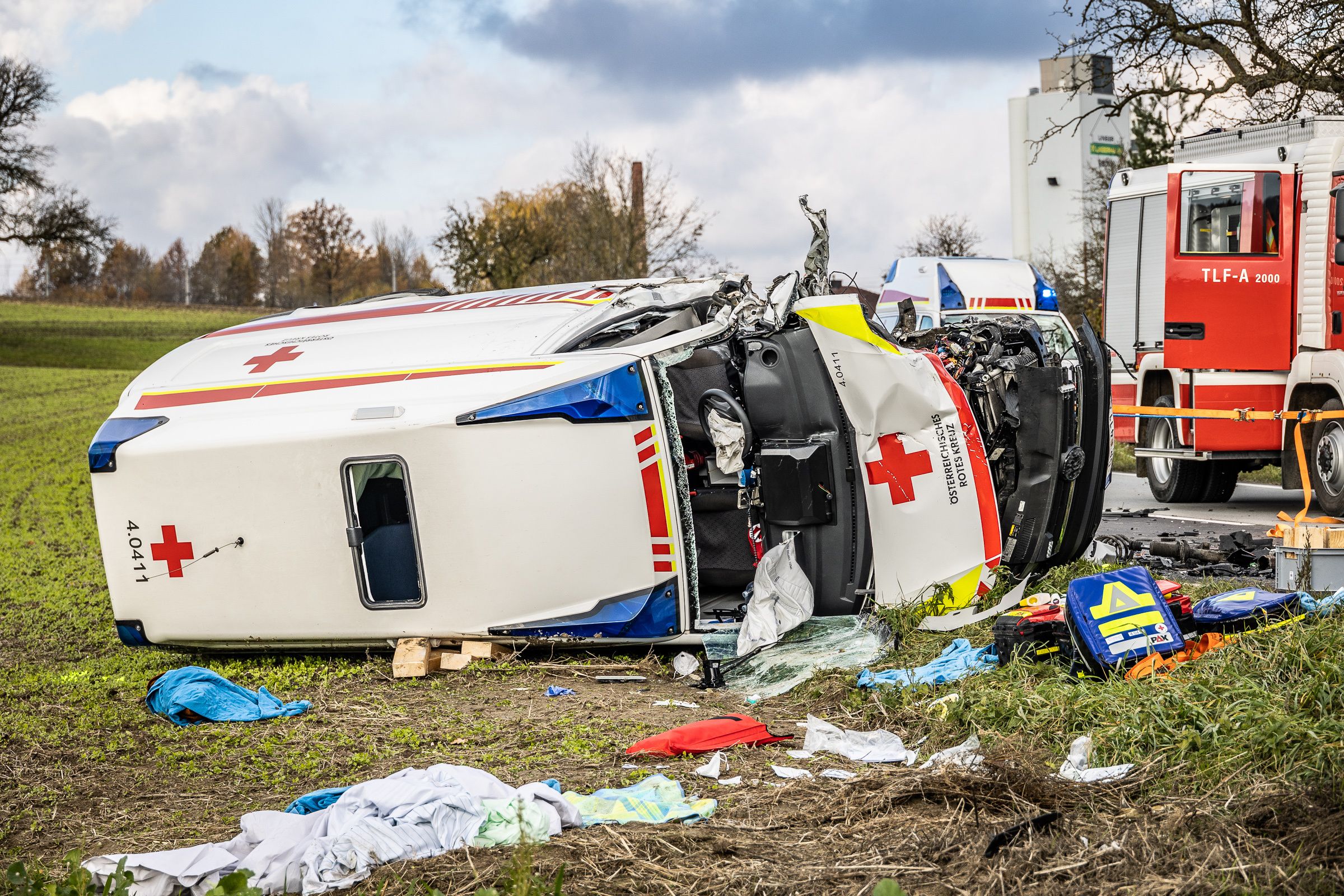 Der Rettungswagen wurde bei dem Crash schwer beschädigt.