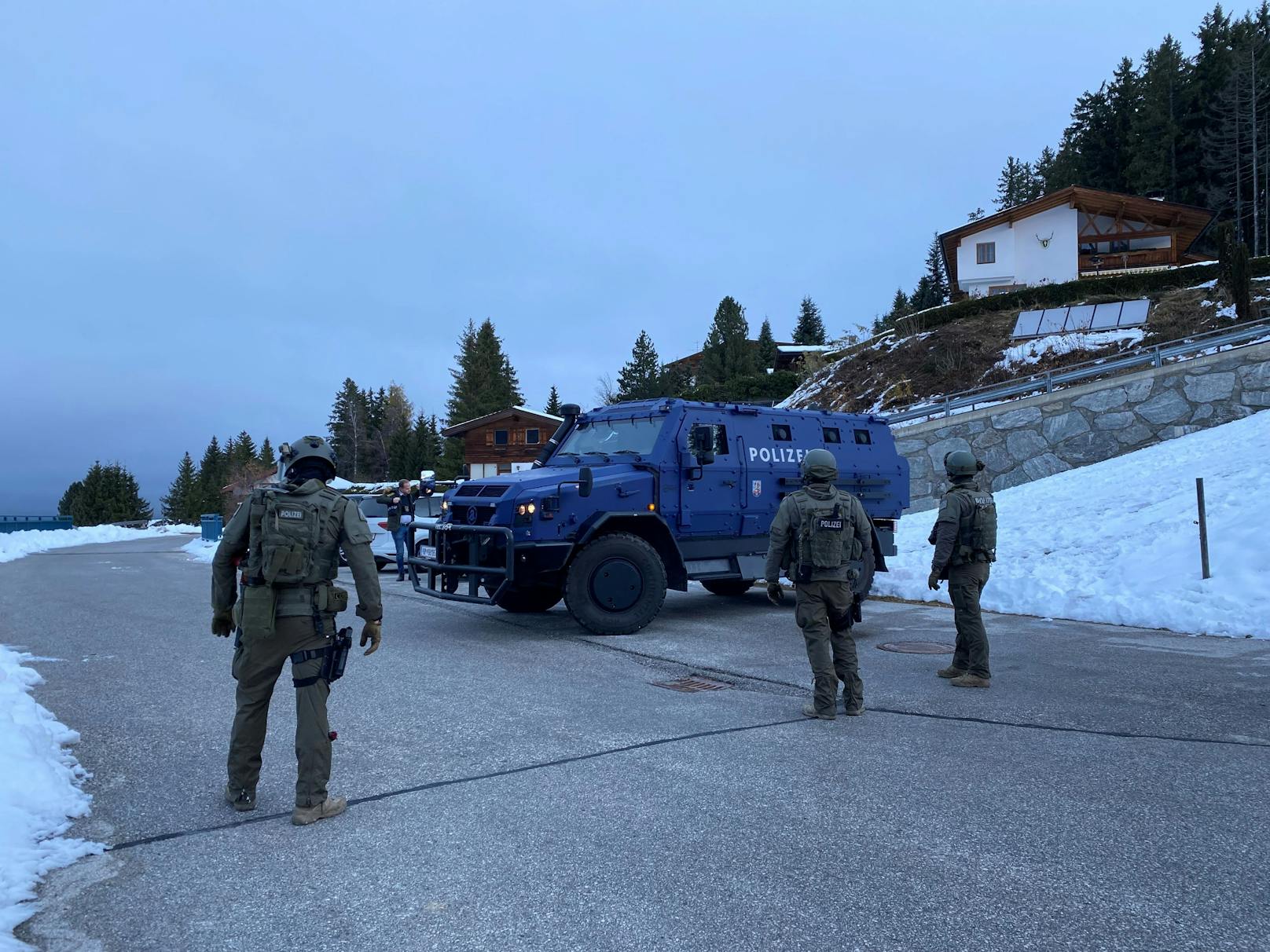 Sofort wurden Kräfte des Bezirkspolizeikommandos Schwaz, des EKO Cobra und die Verhandlungsgruppe aktiviert.&nbsp;