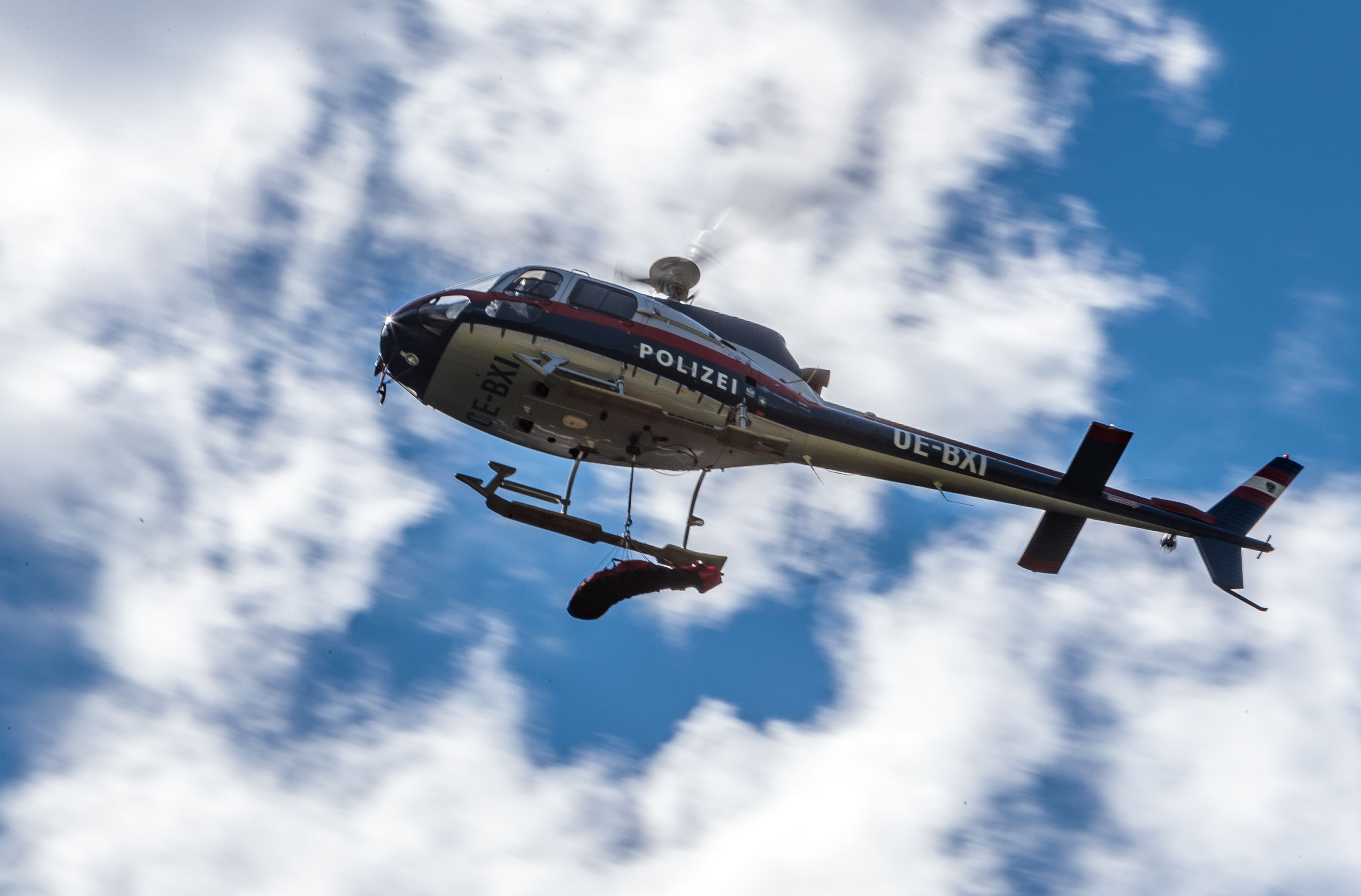 Der Polizeihubschrauber Libelle beim Abtransport einer Leiche (Symbolbild).