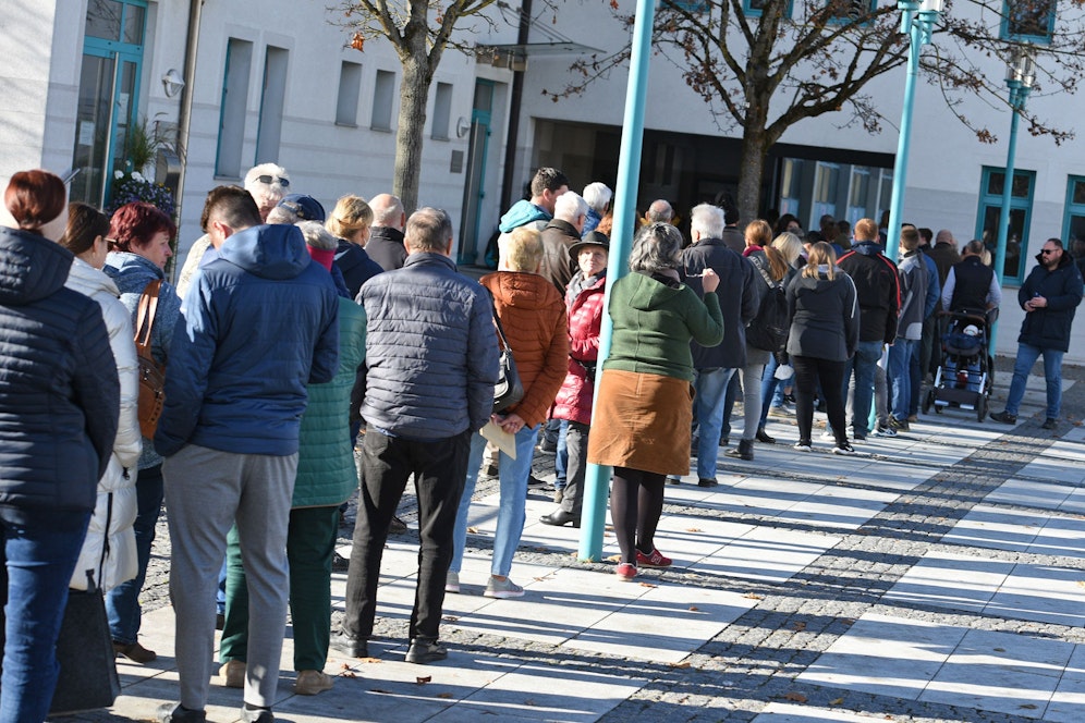 Bundesland-weit warten zahlreiche Menschen auf die Möglichkeit einer Impfung gegen das Coronavirus, wie hier in Seewalchen.