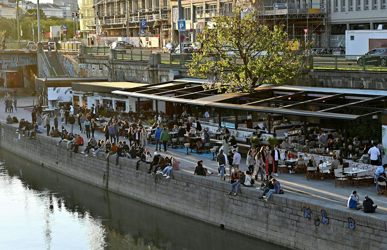 Blick auf den bei Jugendlichen beliebten Donaukanal: In Wien soll 2G ab 12 Jahren gelten.