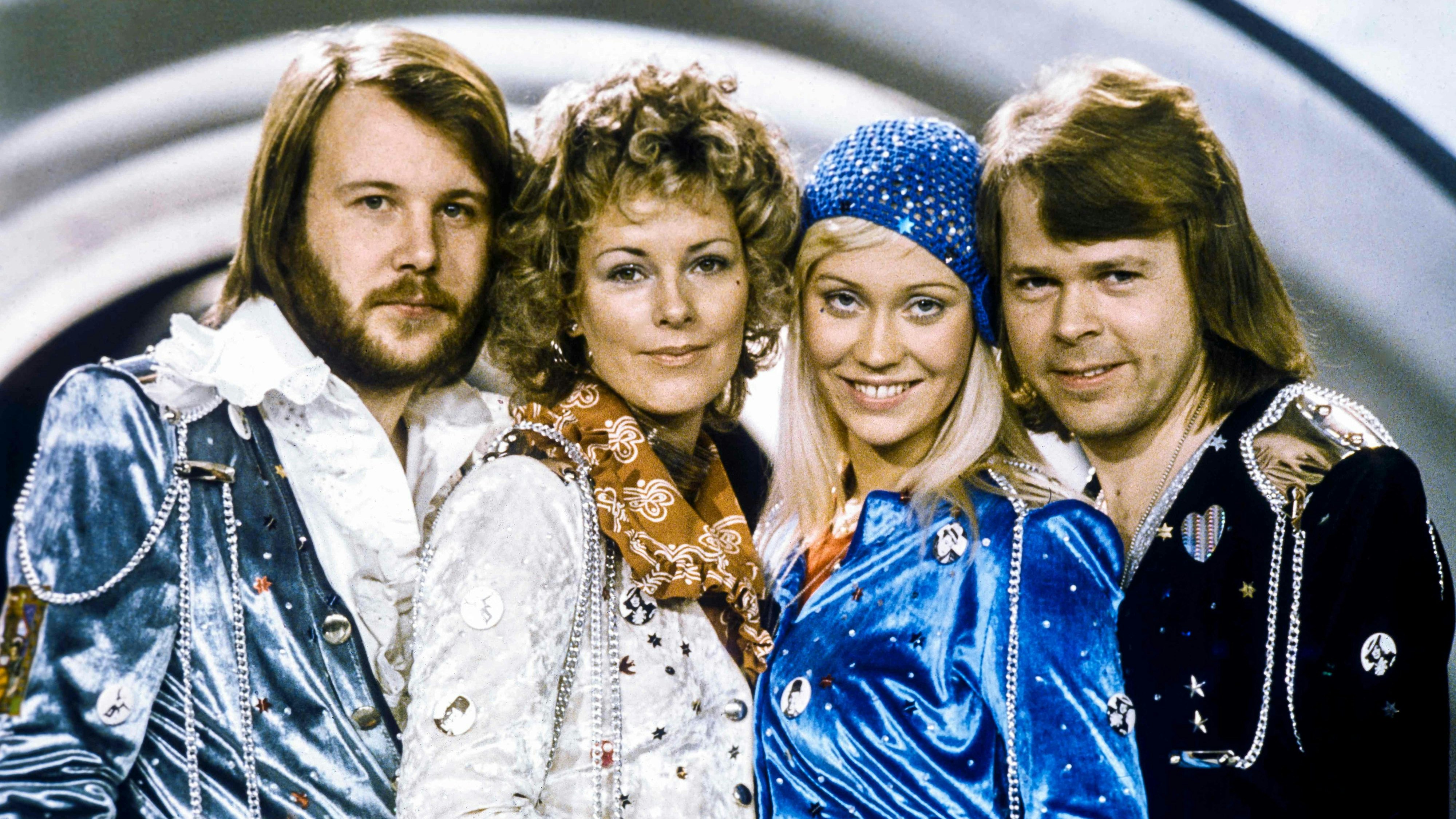 Download von www.picturedesk.com am 08.11.2021 (14:56).  (FILES) This file photo taken on February 09, 1974 in Stockholm shows the Swedish pop group Abba with its members (L-R) Benny Andersson, Anni-Frid Lyngstad, Agnetha Faltskog and Bjorn Ulvaeus posing after winning the Swedish branch of the Eurovision Song Contest with their song "Waterloo". - ABBA, the iconic Swedish pop group, is making a comeback on November 5, 2021, nearly 40 years after they split up, with the new album "Voyage" and a digital avatar concert planned in London. (Photo by Olle LINDEBORG / TT News Agency / AFP) / Sweden OUT - 19740209_PD0042 - Rechteinfo: Rights Managed (RM) Nur für redaktionelle Nutzung! Werbliche Nutzung erfordert Freigabe: bitte schicken Sie uns eine Anfrage.