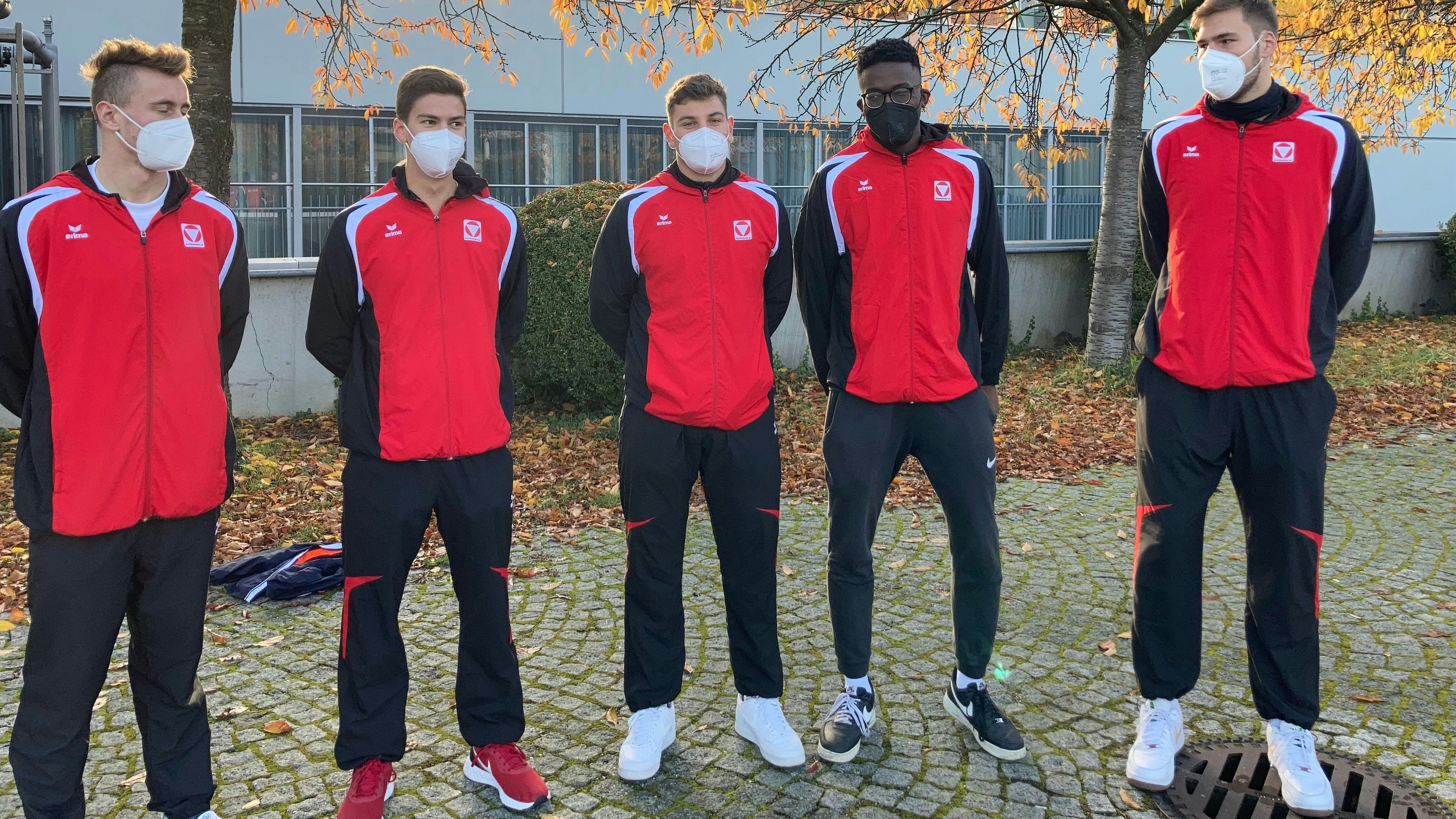 Die Sportler Marvin Miglbauer, Matthias Maier, Fabian Gillhofer, Endi Kingley und Daniel Köppel (v.li.) lassen sich trotz Impfung einmal die Woche testen.