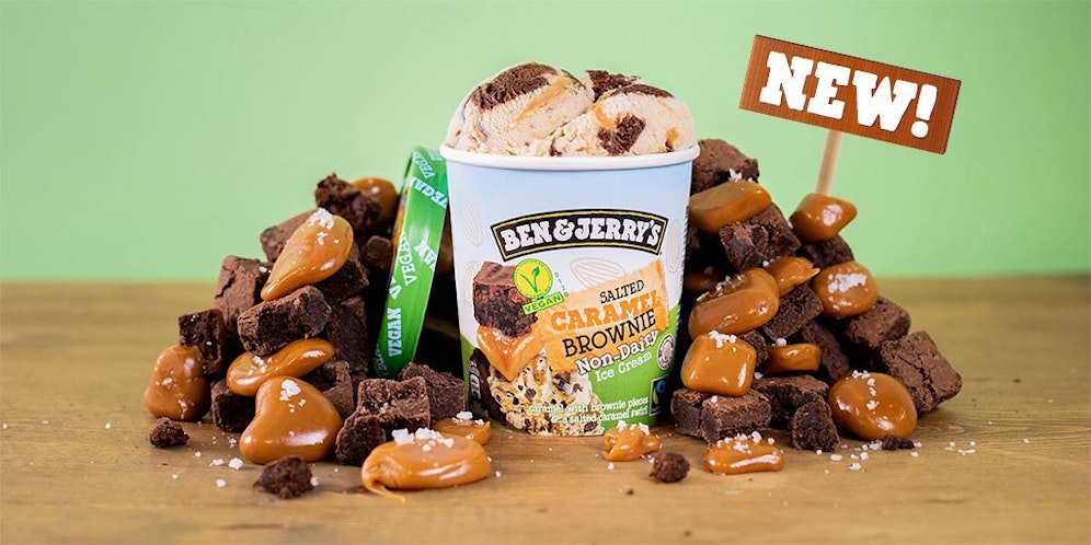 In der neuen veganen Sorte treffen Karamell und Brownie-Stückchen auf eine Prise Salz.