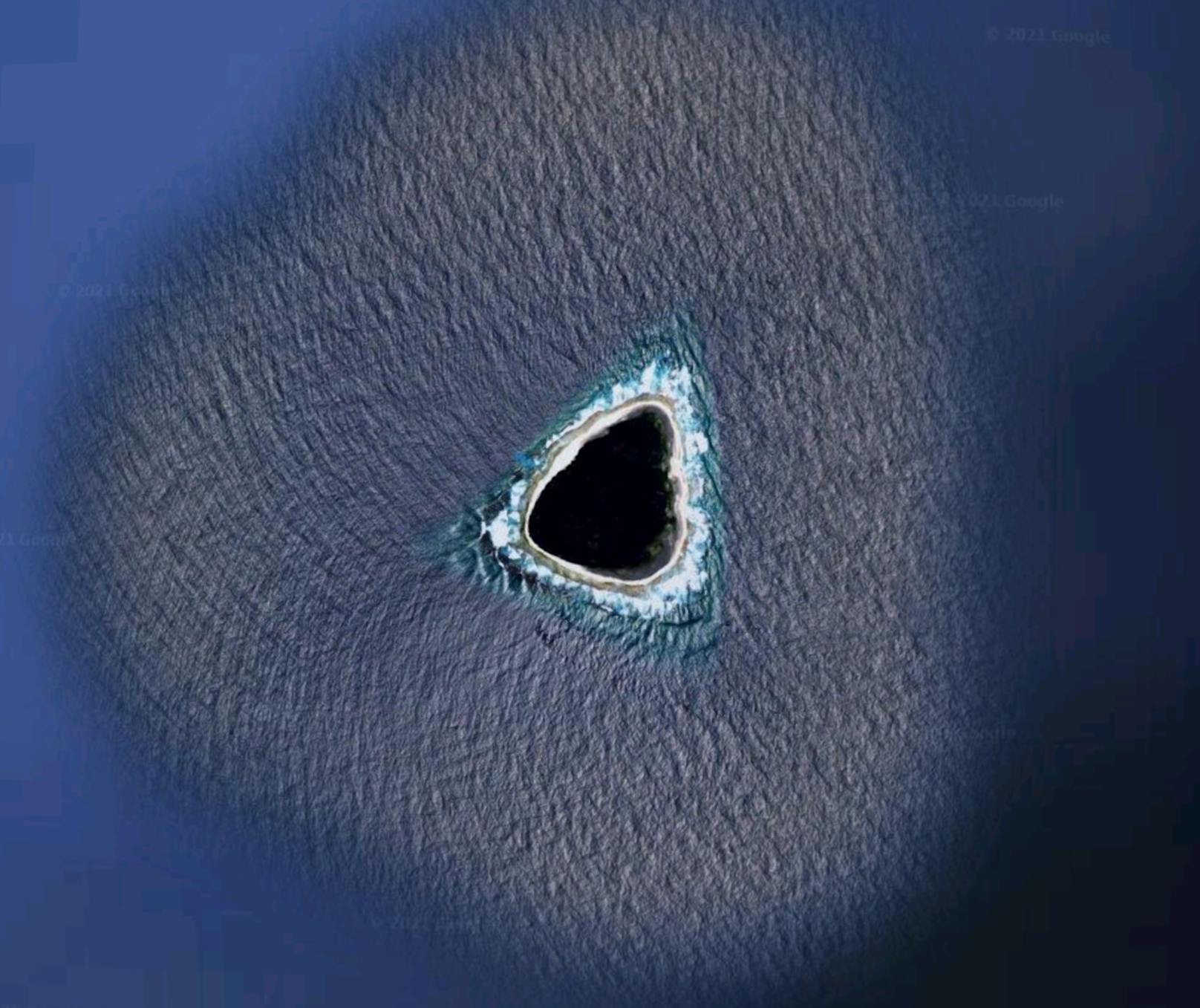 Ist das Ding mitten im Pazifik das Bermudadreieck oder gar ein Tor zur Unterwelt?