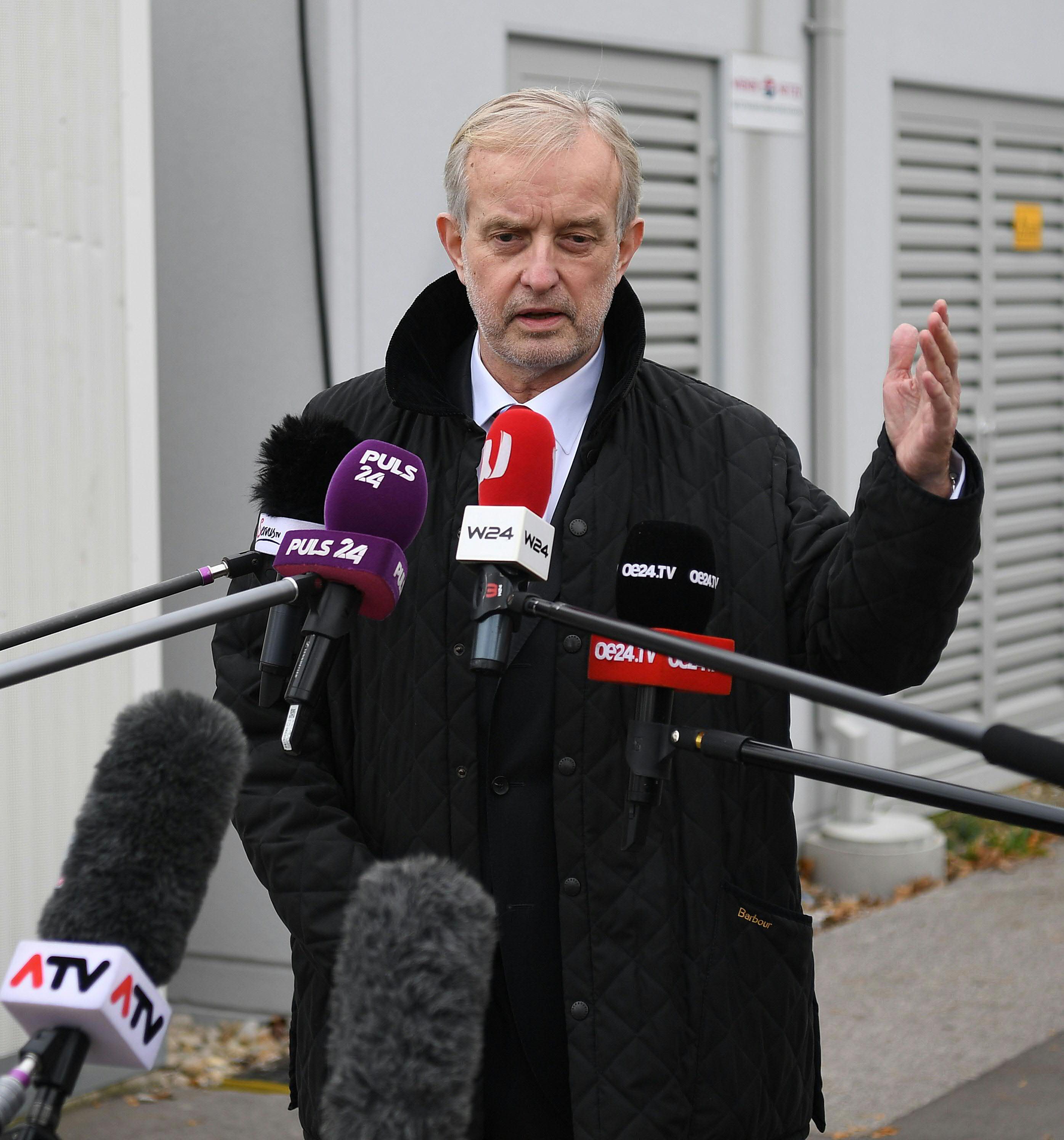 Ärztekammer-Vizepräsident Johannes Steinhart bei der Präsentation von Corona-Checkboxen in Wien-Favoriten im November 2020.