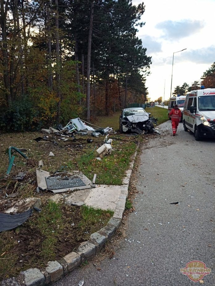 Das Auto räumte eine Telefonzelle ab.