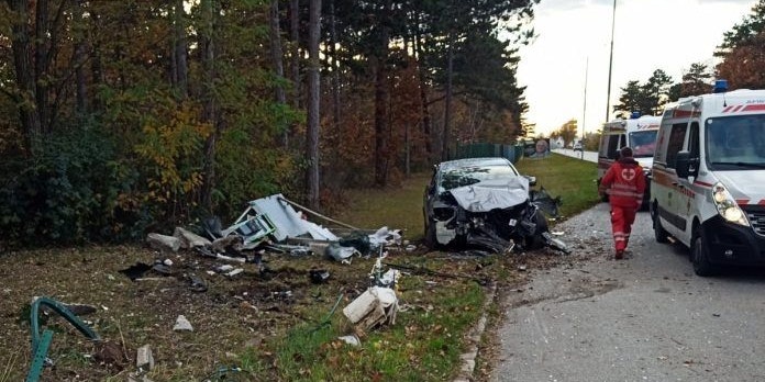 Das Auto räumte eine Telefonzelle ab.