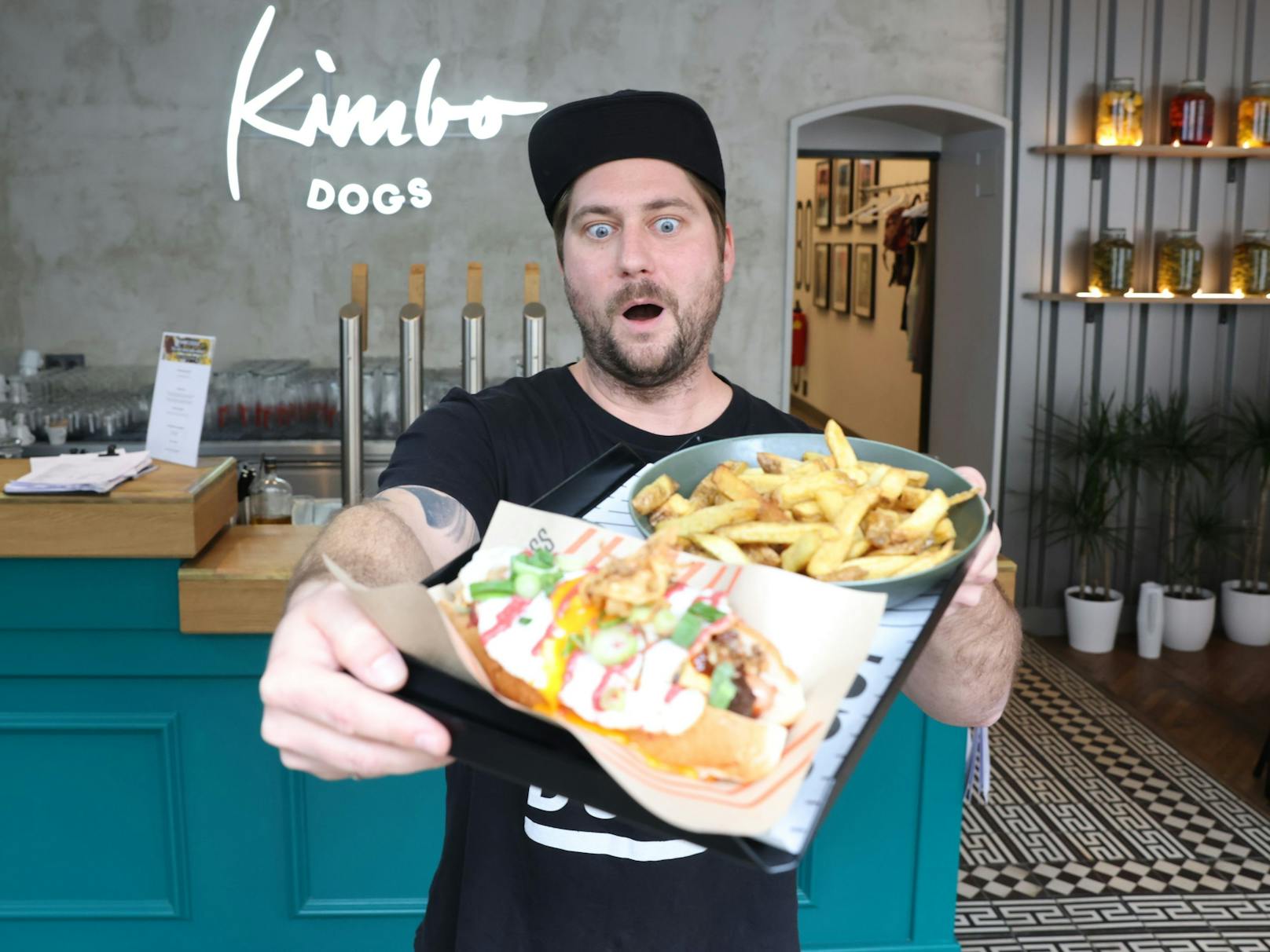 Inhaber Mario Sommer hat für seine kreativen Hot Dogs von "Kimbo Dogs" nun einen festen Wohnsitz in Wien. Jeden Tag vergriffen sind derzeit aber die doppelt frittierten "Chimichangas".
