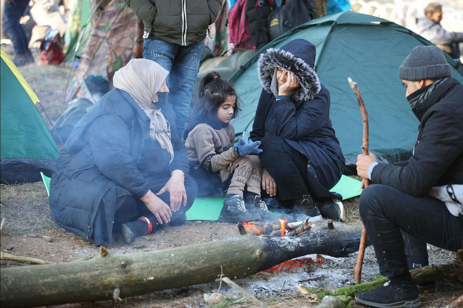 Die betroffenen Flüchtlinge, unter ihnen Frauen und Kinder, müssen bei klirrender Kälte ausharren.&nbsp;