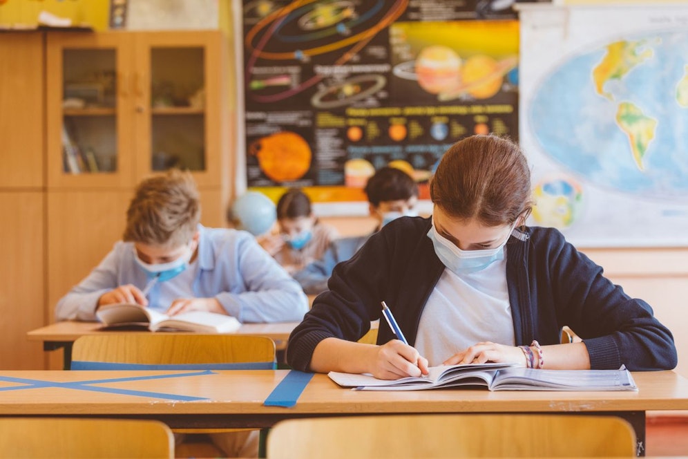 Oberstufen-Schüler mussen sogar eine FFP2-Maske im Unterricht tragen.