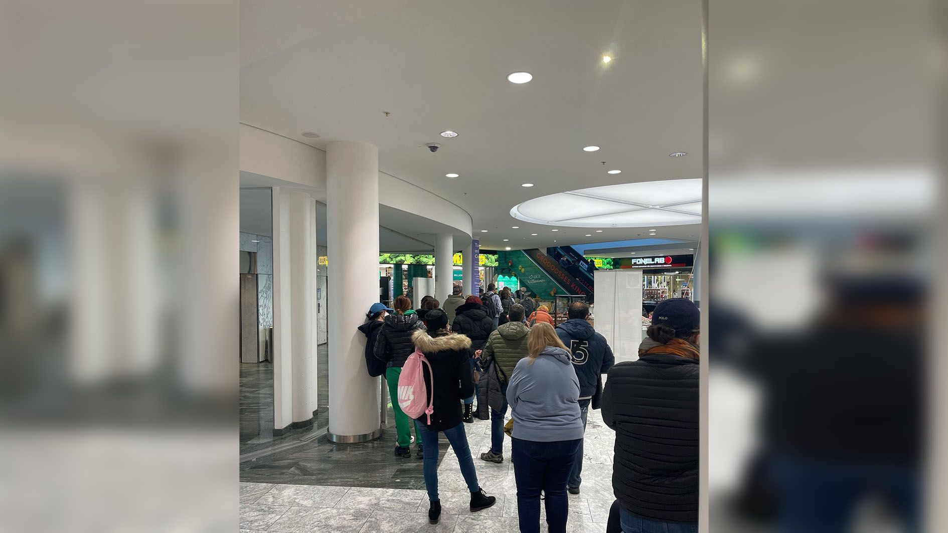 Die Impfstraßen diverser Einkaufszentren sind gerade voll..