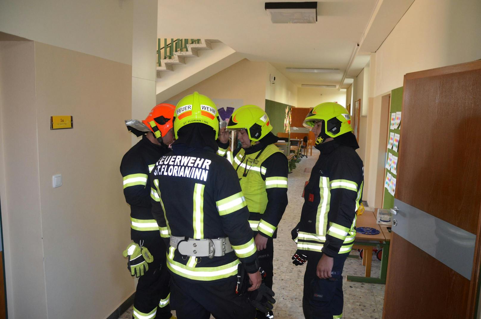 Feuerwehrmänner bei der Einsatzbesprechung