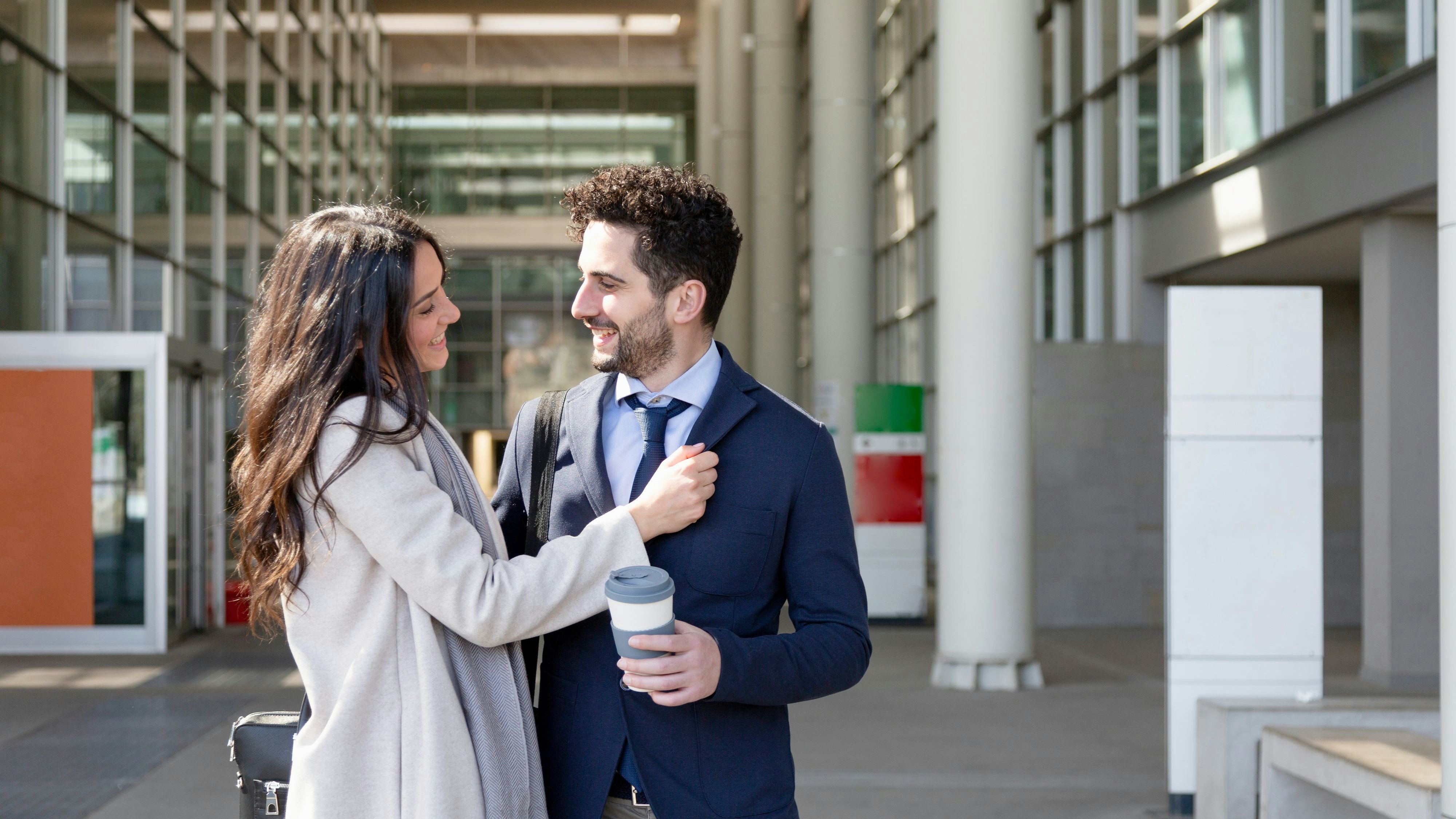 Download von www.picturedesk.com am 09.11.2021 (21:44).  Business couple smiling while looking at each other - 20210507_PD13393 - Rechteinfo: Royalty Free (RF) Model Released