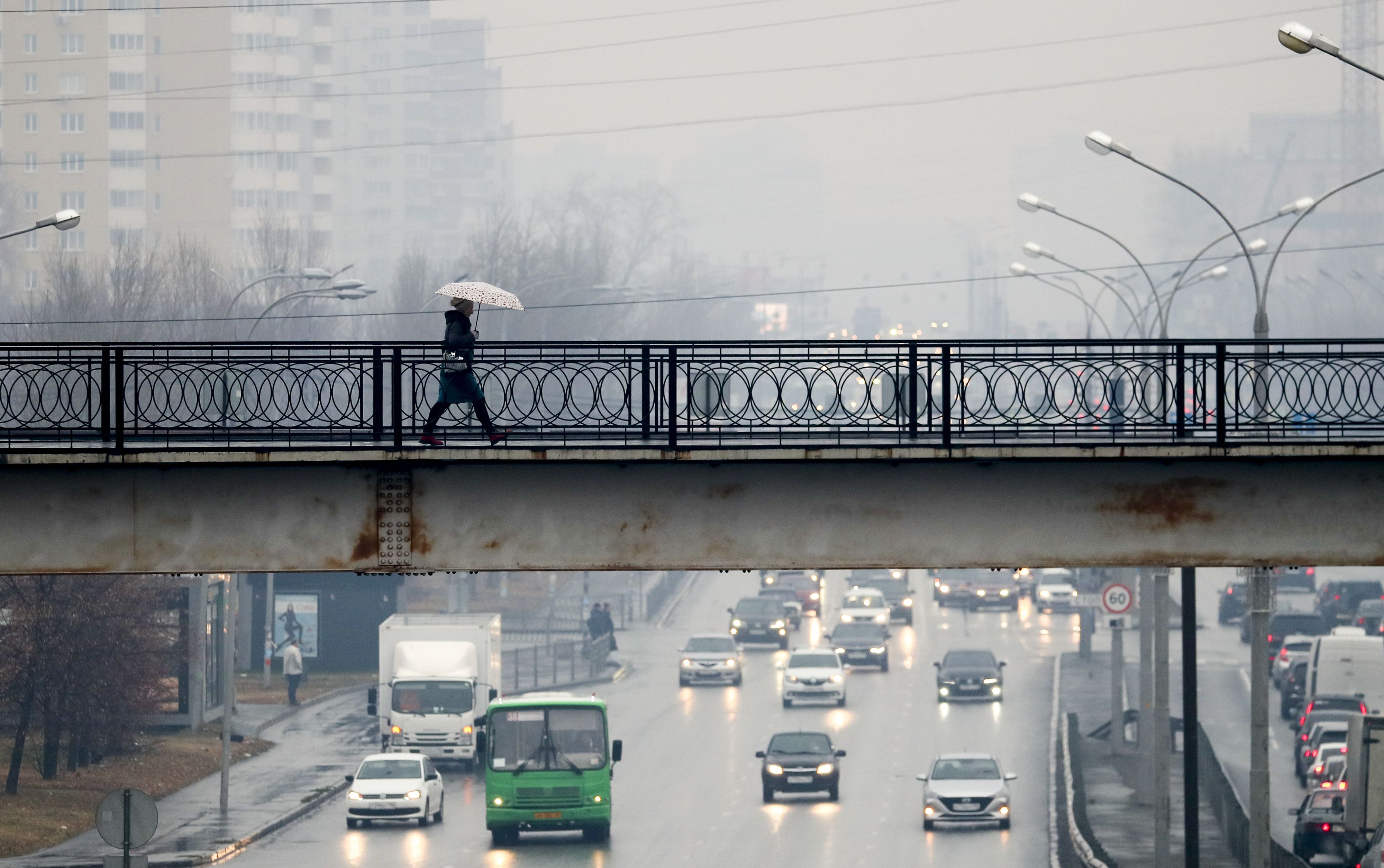 Download von www.picturedesk.com am 09.11.2021 (19:20).  YEKATERINBURG, RUSSIA  OCTOBER 18, 2021: Smog from smouldering peat bogs shrouds the city of Yekaterinburg. Reports on peat fires near Yekaterinburg first came in on October 11. There are approximately 300 personnel currently involved in firefighting efforts. Donat Sorokin/TASS - 20211018_PD0657 - Rechteinfo: Rights Managed (RM)