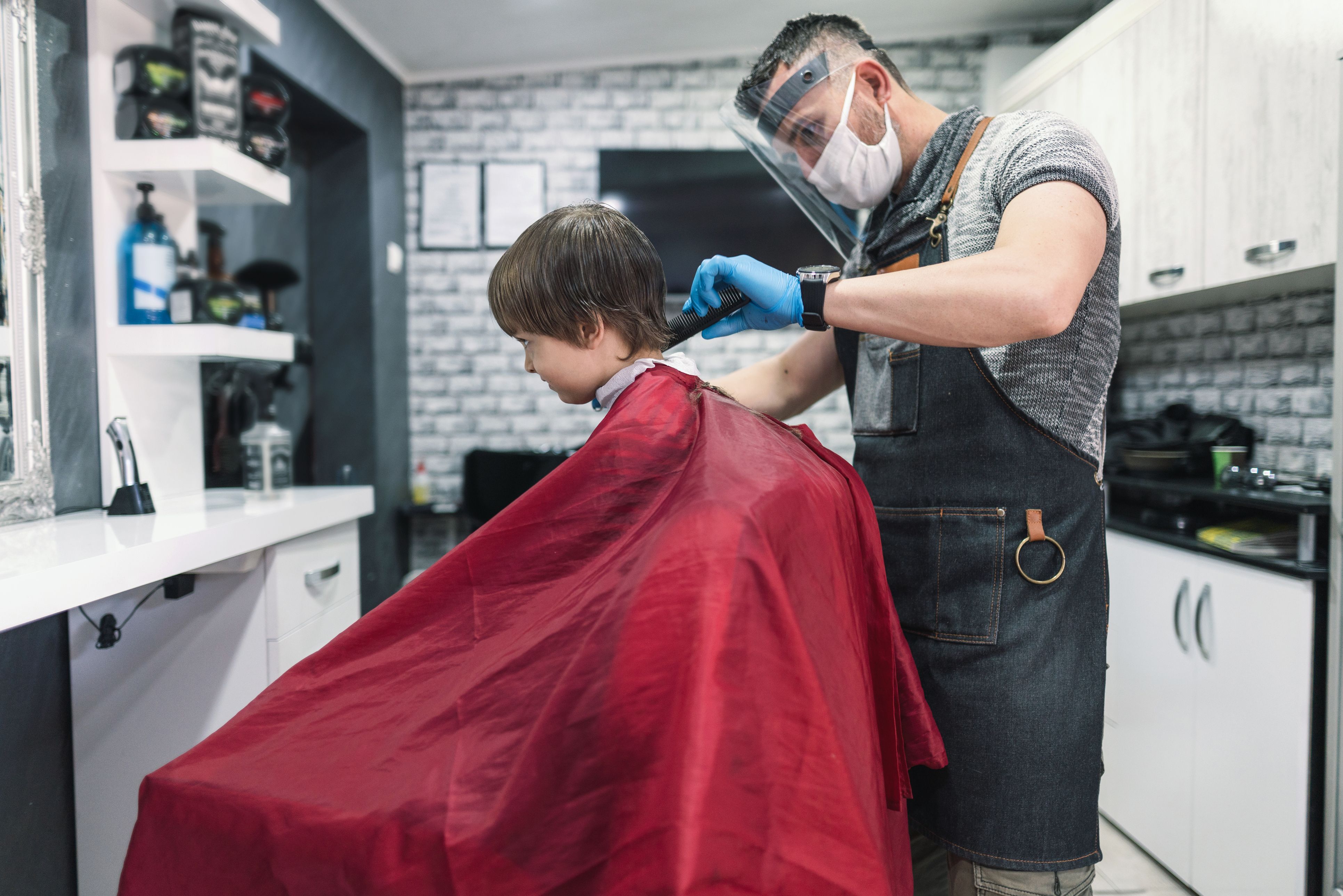 Ein 2-jähriger Bub musste alleine zum Friseur. (Symbolbild)