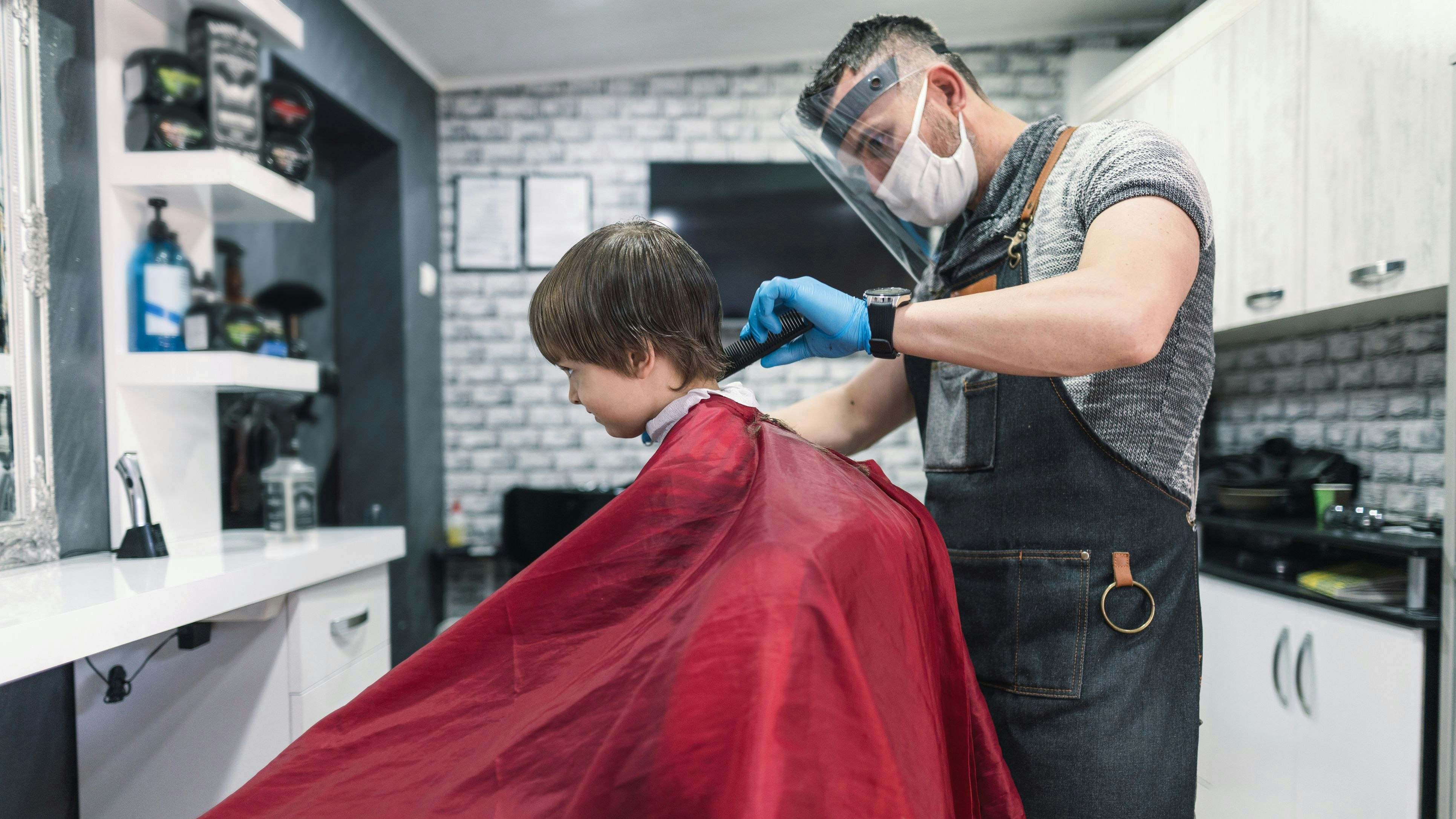 Ein 2-jähriger Bub musste alleine zum Friseur (Symbolbild)