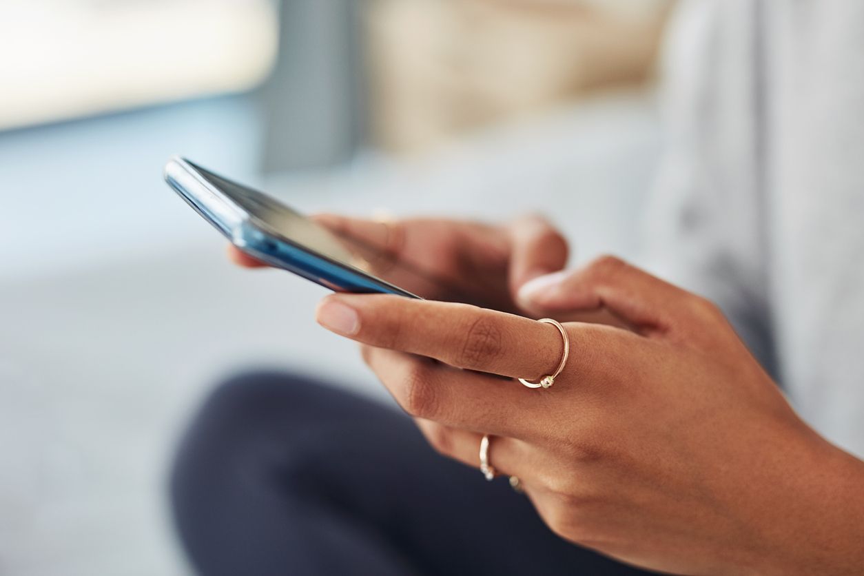 Die junge Frau bekam eine dubiose SMS – und eine Rechnung von 1.200 Euro.