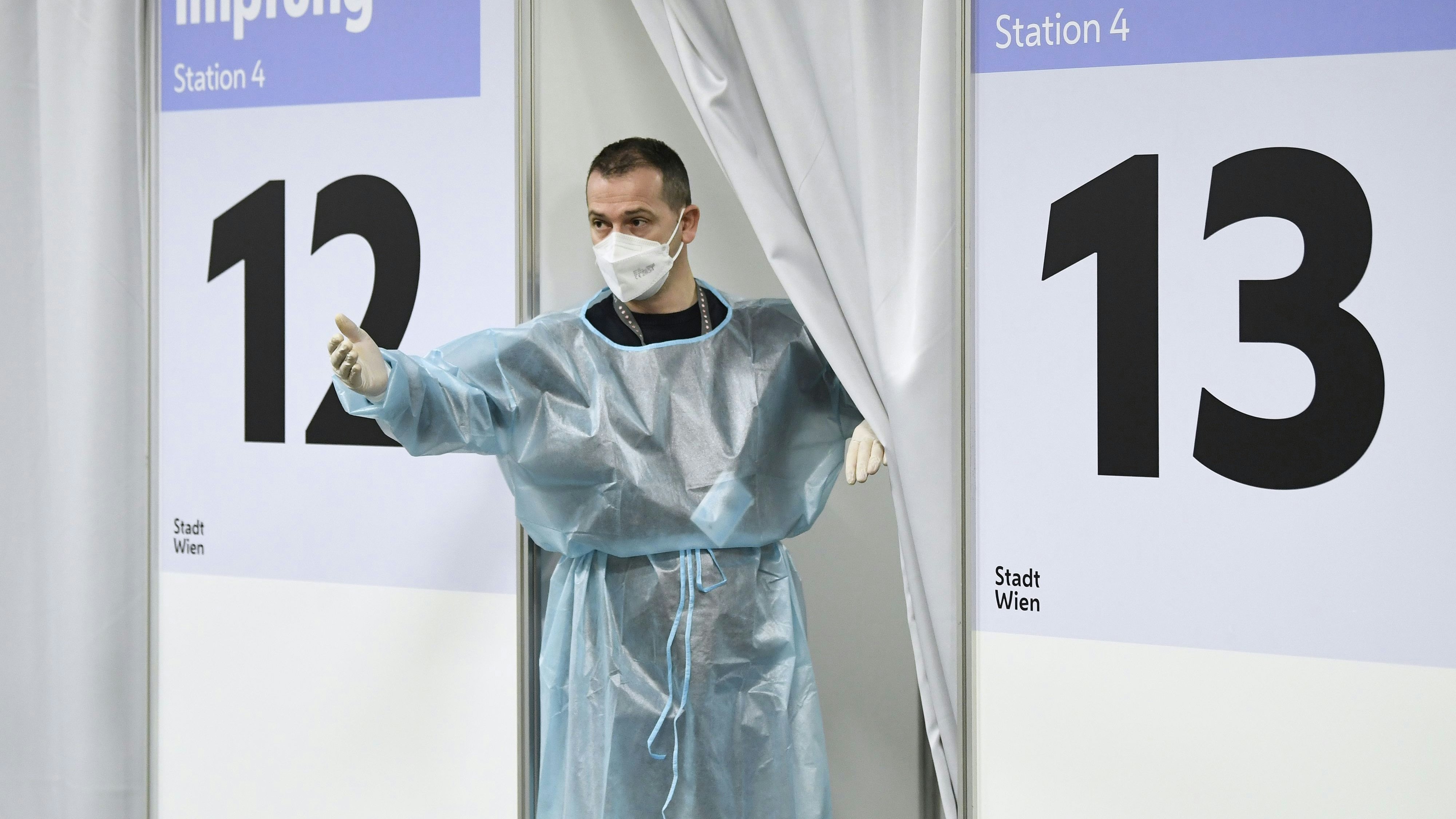 Download von www.picturedesk.com am 09.11.2021 (11:34).  ABD0071_20210303 - WIEN - ÖSTERREICH: Ein Arzt vor einer Corona-Impfkoje am Mittwoch, 3. März 2021, im Austria Center Vienna. Heute war der Impfstart für Lehrer und Kindergartenpersonal in Wien. - FOTO: APA/ROBERT JAEGER - 20210303_PD1983 - Rechteinfo: Rights Managed (RM)