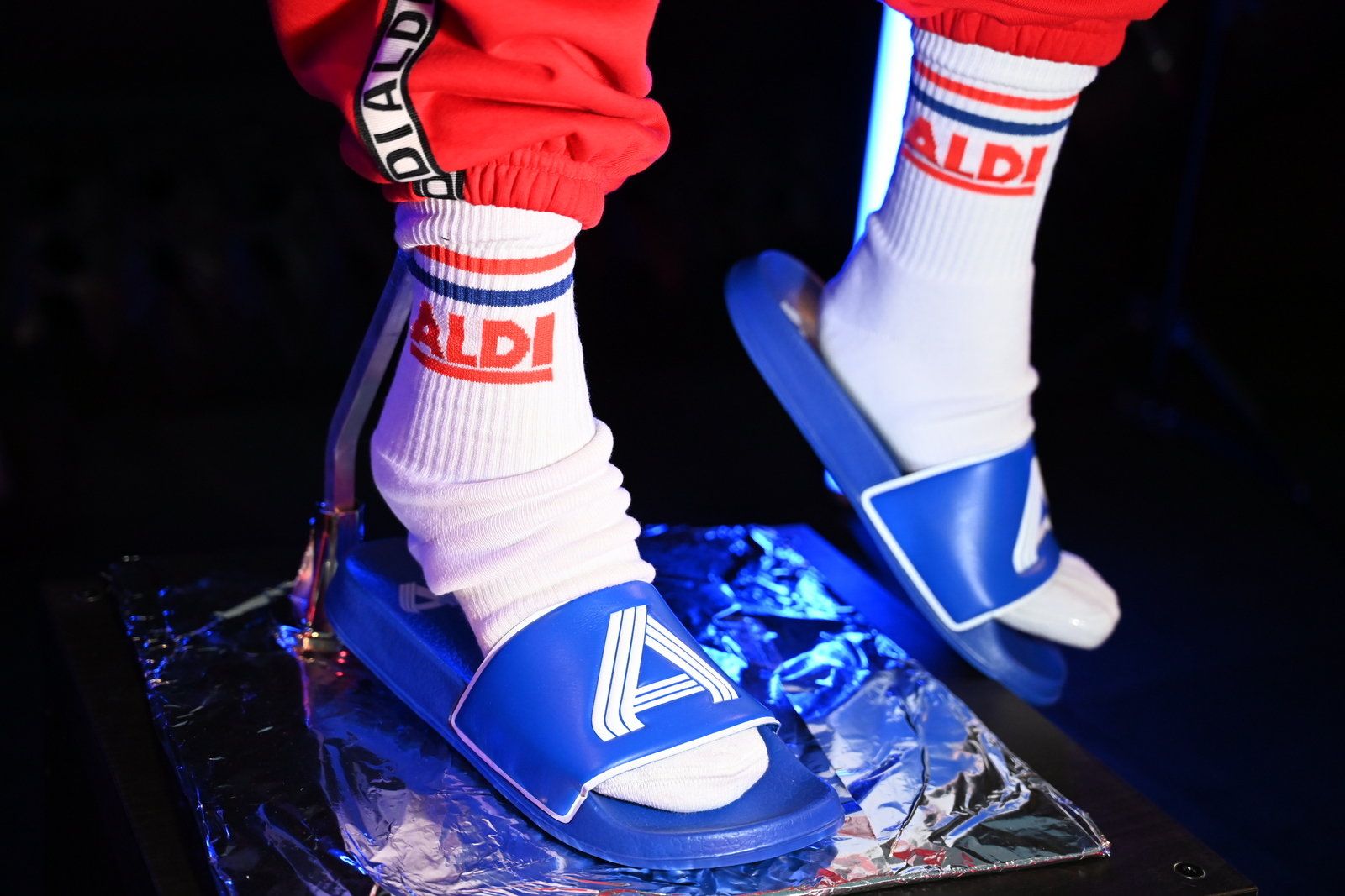 Aldi (bei uns Hofer)  verkauft in Leipzig aktuell Joggingkleidung und Badeschlapfen.