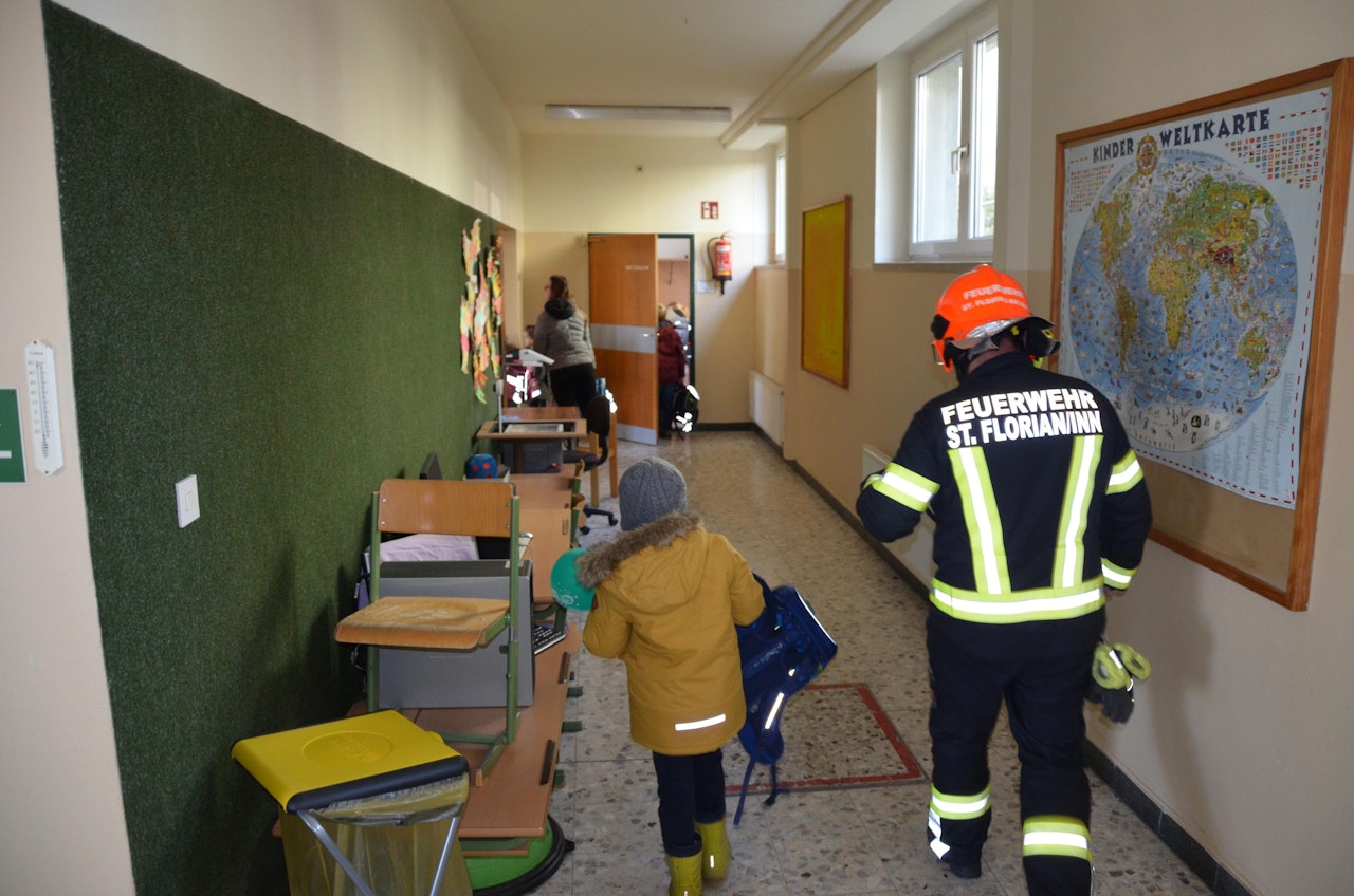 Heute.at - Kabelbrand! Volksschule musste evakuiert werden