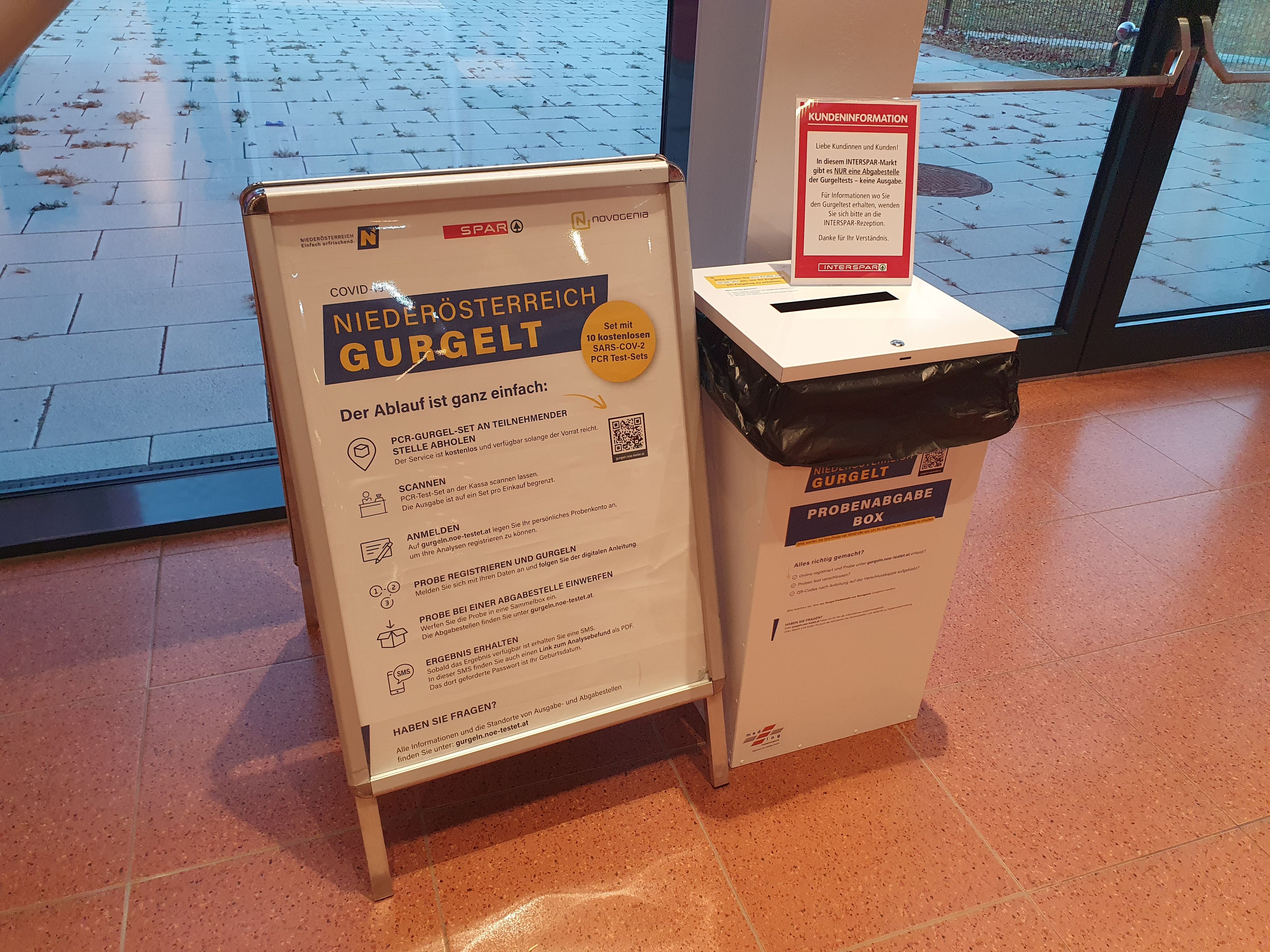 Eine "Niederösterreich Gurgelt"-Box in einem Supermarkt