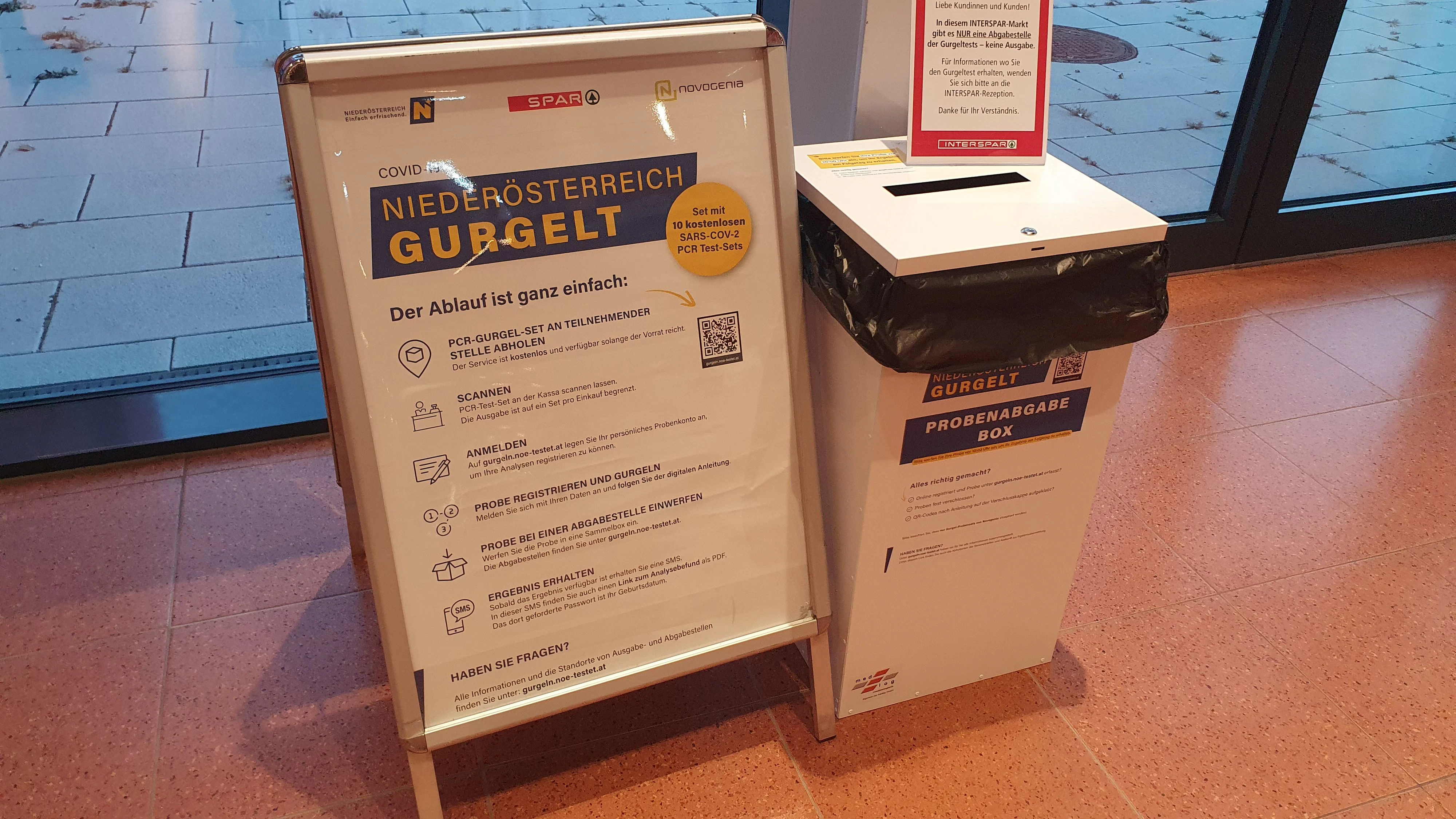 Eine "Niederösterreich Gurgelt"-Box in einem Supermarkt
