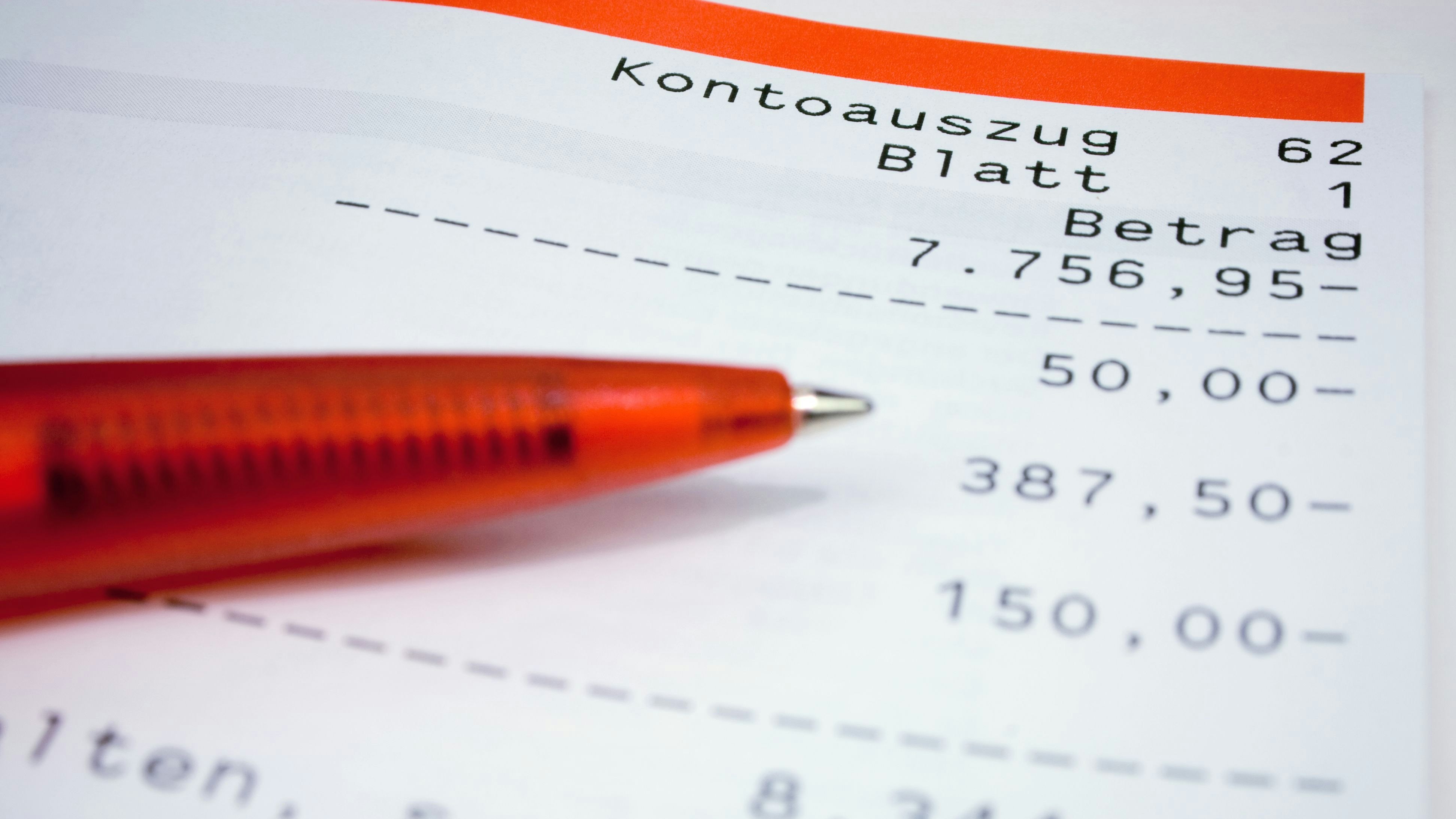 Wenn du deine Kontoauszüge regelmäßig nach dem Ampelprinzip prüfst, kannst du deine Ausgaben besser einordnen.