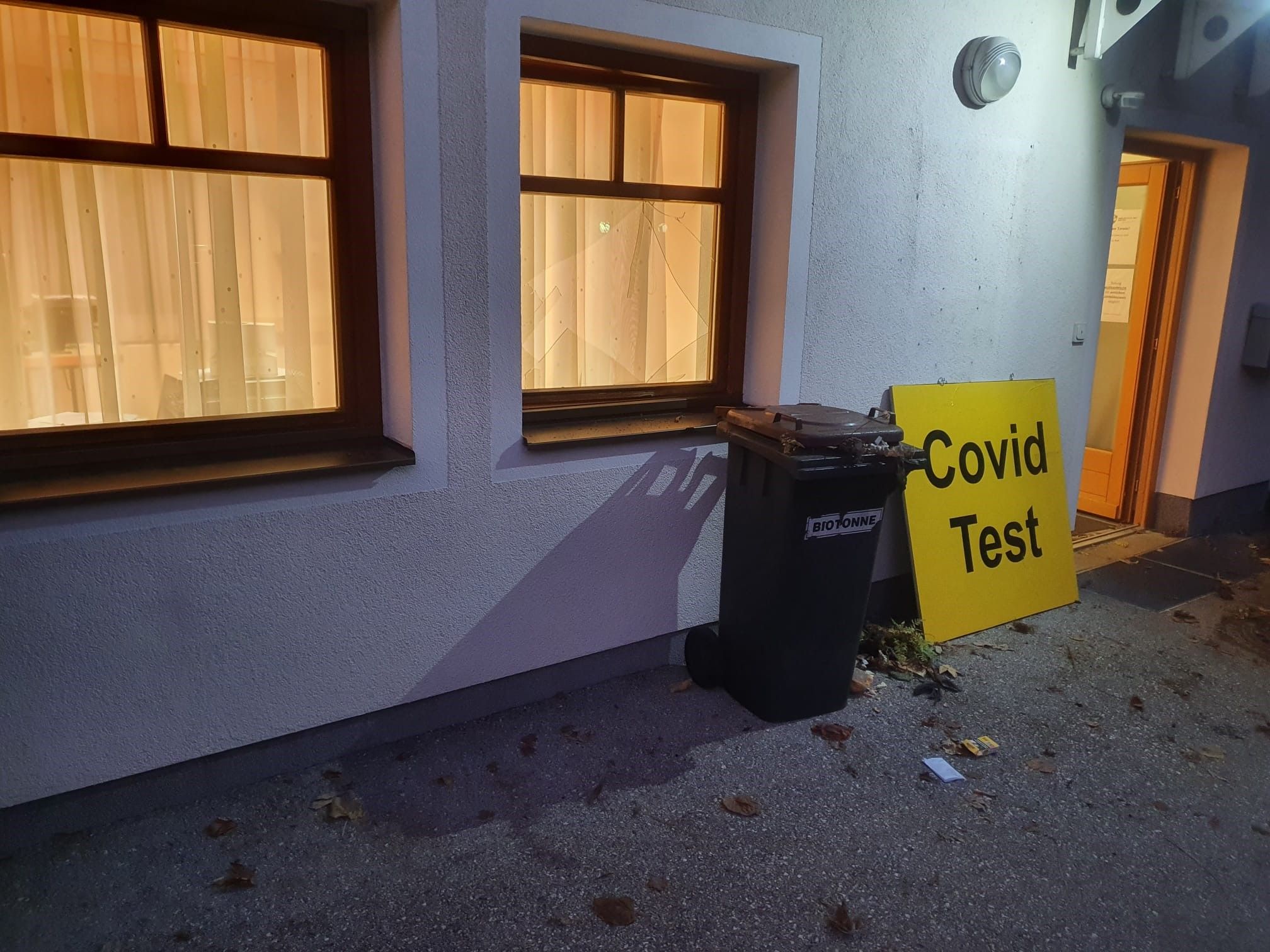 Der Mann warf einen Blumenstock durch das Fenster.