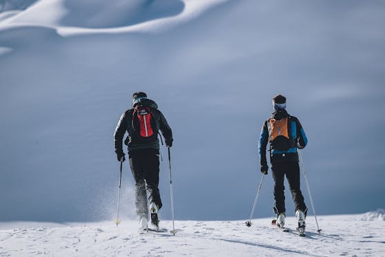 Wer in der kommenden Wintersaison in Österreich auf die Piste möchte, muss geimpft oder genesen sein - oder sich die Skier auf den Rücken schnallen.
