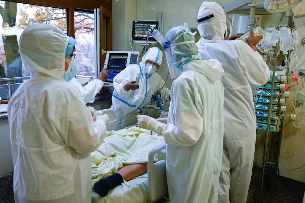 Zahlreiche Covid-Patienten sind immer noch auf Intensivstationen in Behandlung. (Symbolbild)