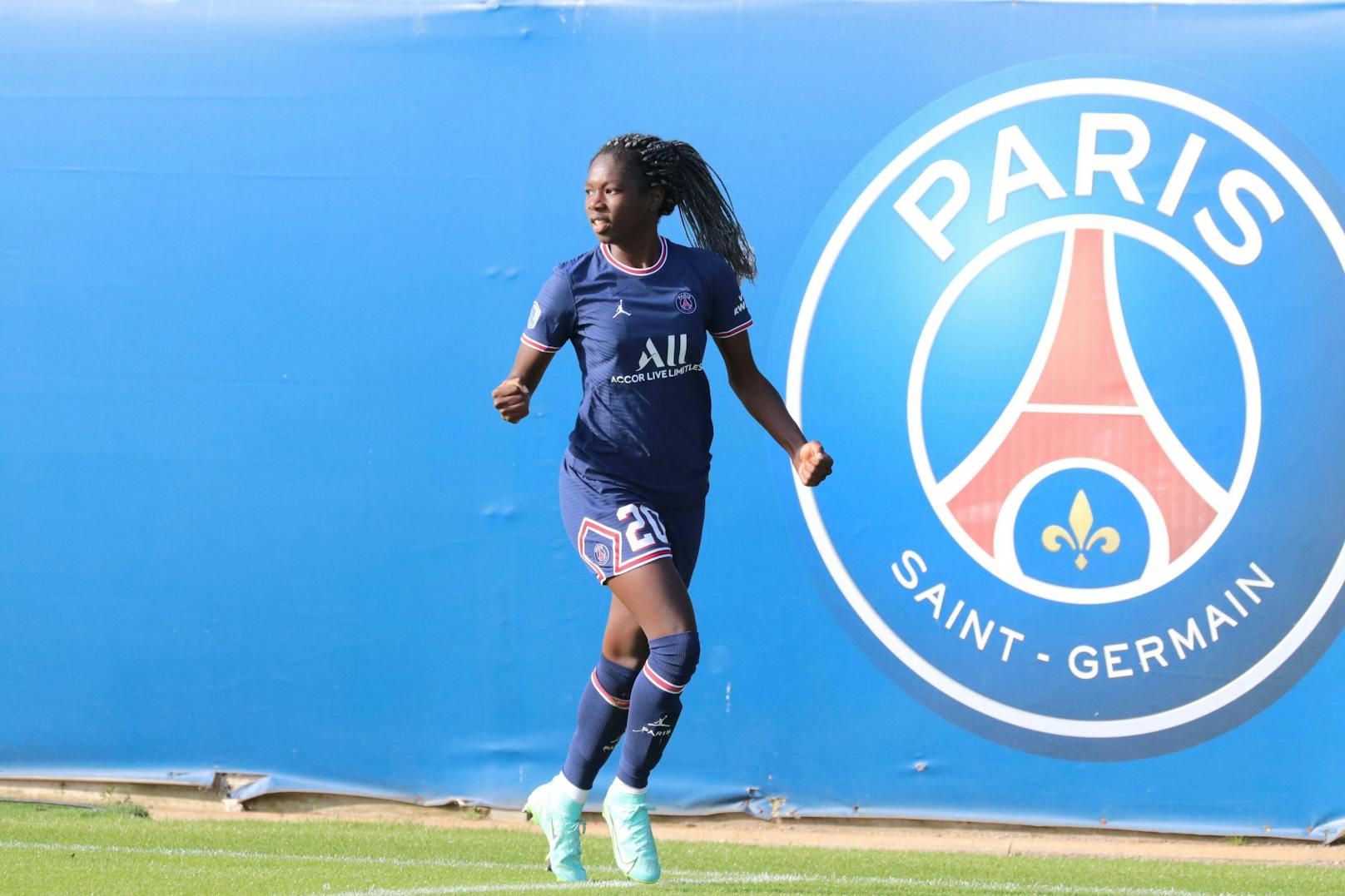 Aminata Diallo wurde von der französischen Polizei festgenommen. Sie soll zwei unbekannte Täter damit beauftragt haben, ihre Mitspielerin Kheira Hamraoui zu überfallen und zu verletzen, was auch geschah. Die Spielerin wurde durch Schläge und Tritte gegen ihre Beine schwer verletzt. Diallo selbst saß im Auto mit Hamraoui am Steuer, lockte sie in die Falle. Hintergrund: Hamraoui spielt bei PSG und im französischen Nationalteam auf ihrer Position. Diallo wollte mehr Spielzeit.
