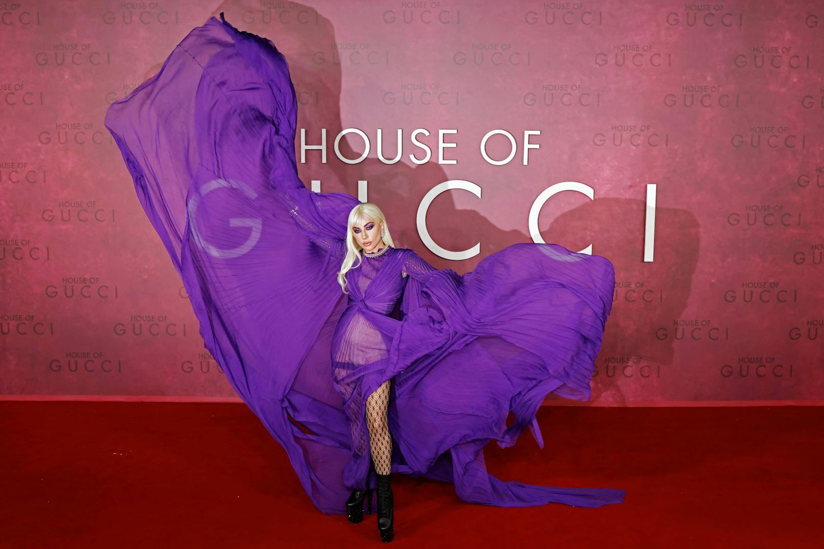 Lady Gaga hat am Red Carpet bei der House of Gucci Weltpremiere für ordentlich viel Stoff gesorgt. Natürlich von Gucci.