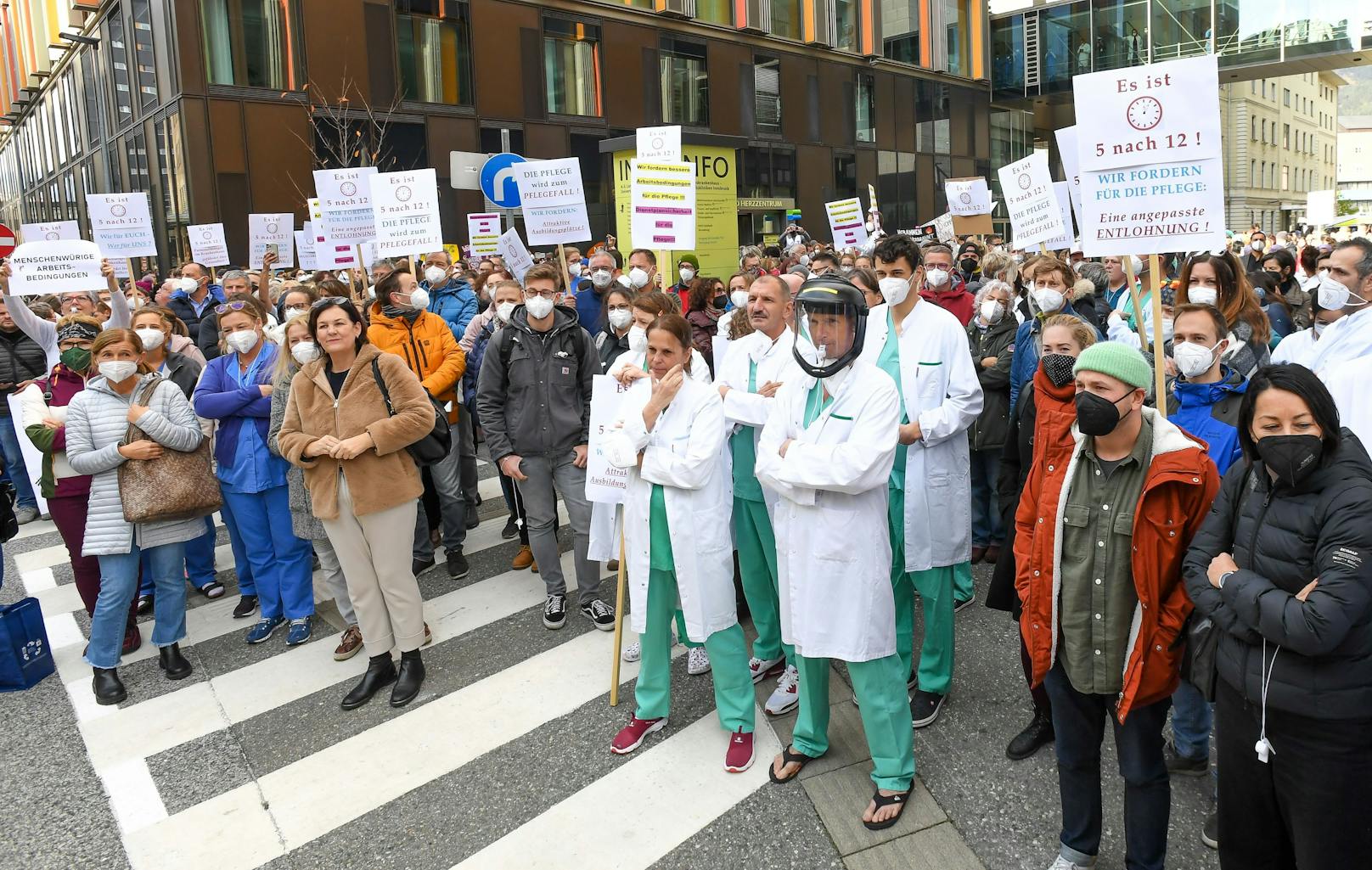Das Gesundheitspersonal protestiert in Innsbruck.
