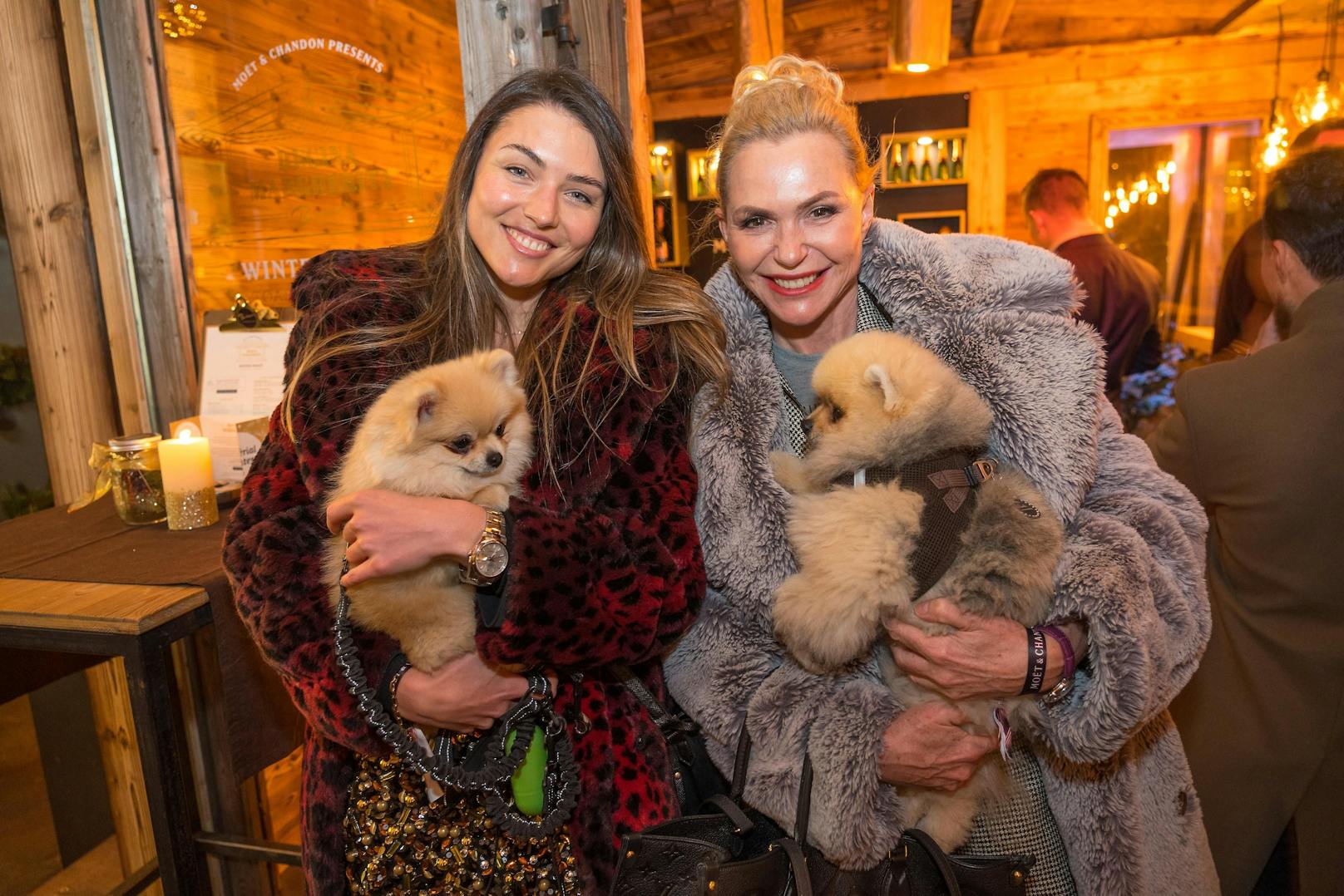 Family-Business: Eva Wegrostek mit ihrer Tochter Isabelle und den Hunden Josephine und Carlito 