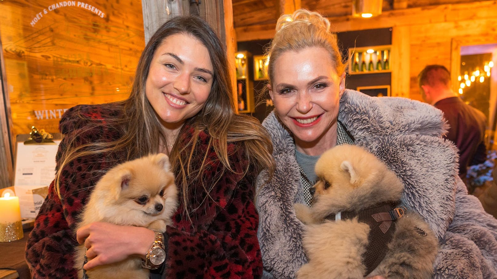 Family-Business: Eva Wegrostek mit ihrer Tochter Isabelle und den Hunden Josephine und Carlito 