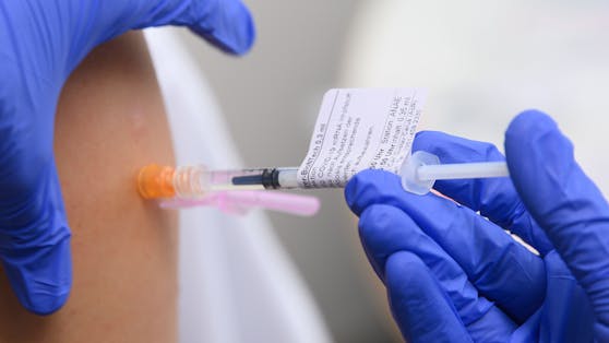 Zwei Dosen des Impfstoffs von Pfizer/Biontech bieten laut einer neuen Studie einen 70-prozentigen Schutz vor Krankenhausaufenthalten und einen 33-prozentigen Schutz vor einer Infektion