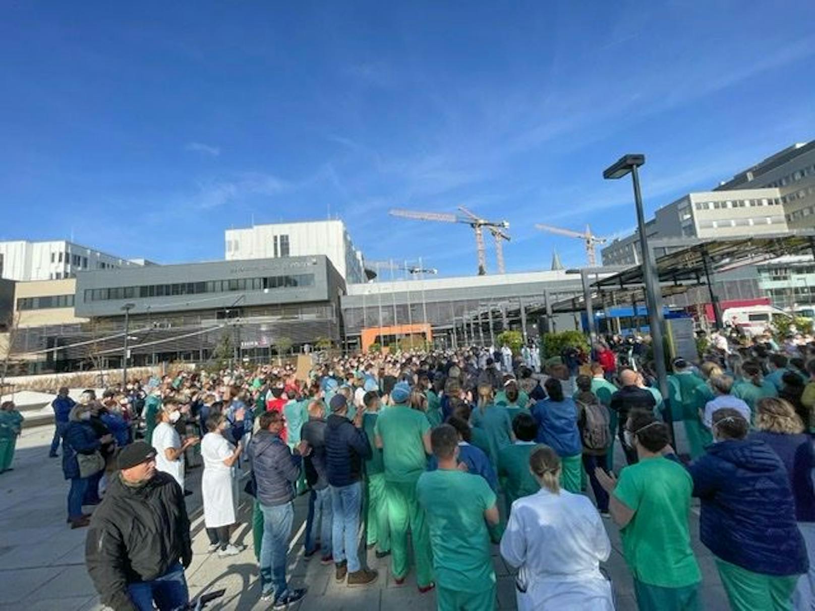 Spitalsmitarbeiter protestieren in St. Pölten.