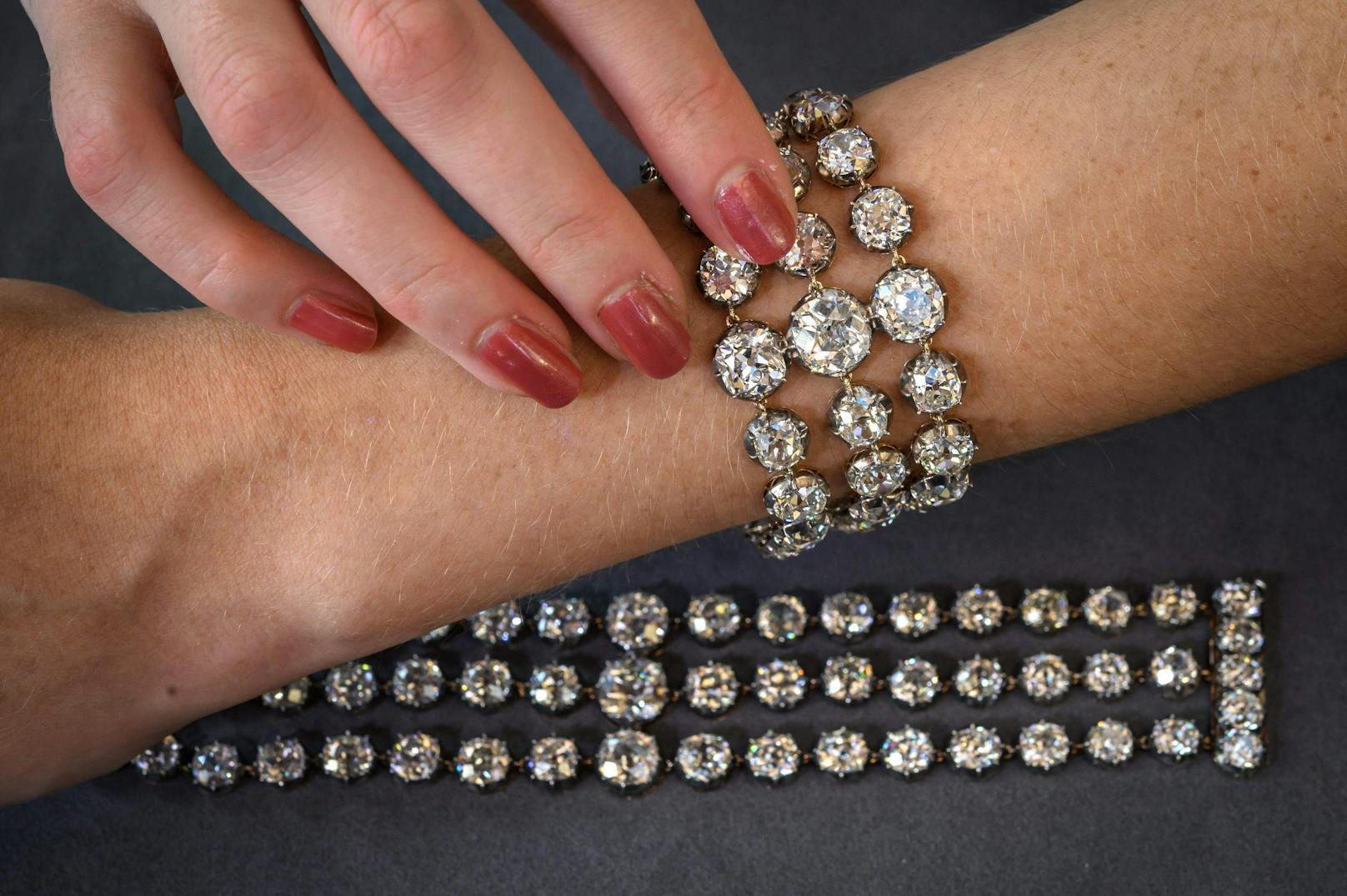 Diese beiden Armbänder gehörten einst Marie-Antoinette und wurden aus insgesamt 112 Diamanten zusammengesetzt.