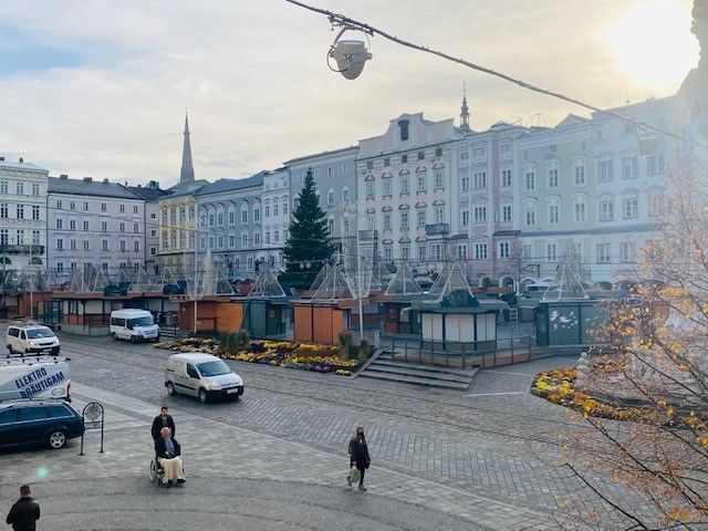 Am Linzer Hauptplatz werden derzeit die Standln aufgebaut.