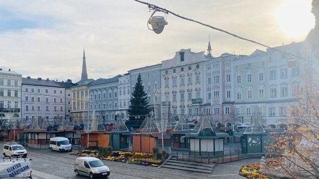 Am Linzer Hauptplatz werden derzeit die Standln aufgebaut.