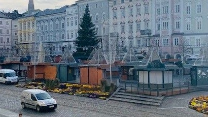 Am Linzer Hauptplatz werden derzeit die Standln aufgebaut.