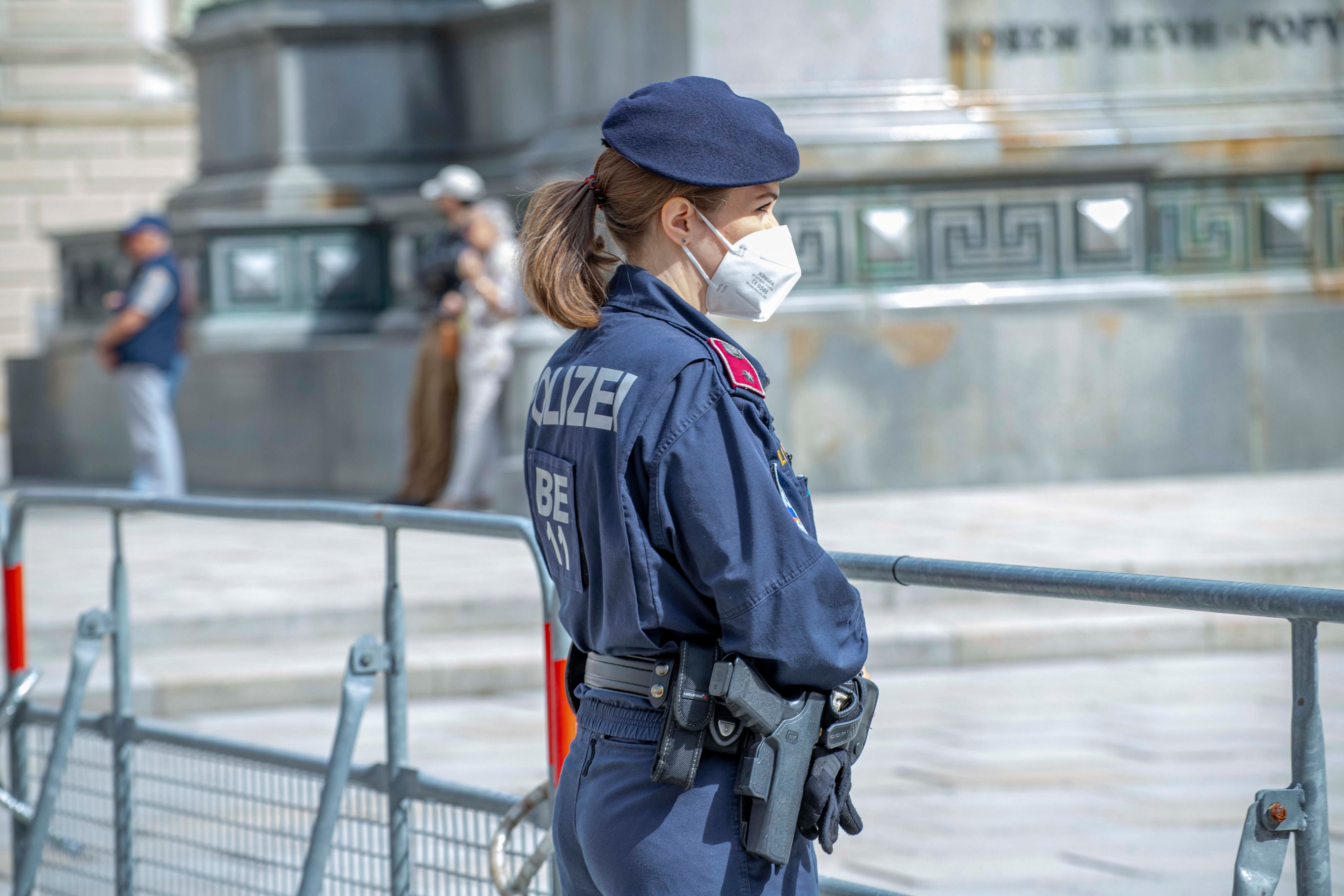 Einer Polizistin riss die Mutter die Maske herunter und zerkratze ihr das Gesicht.