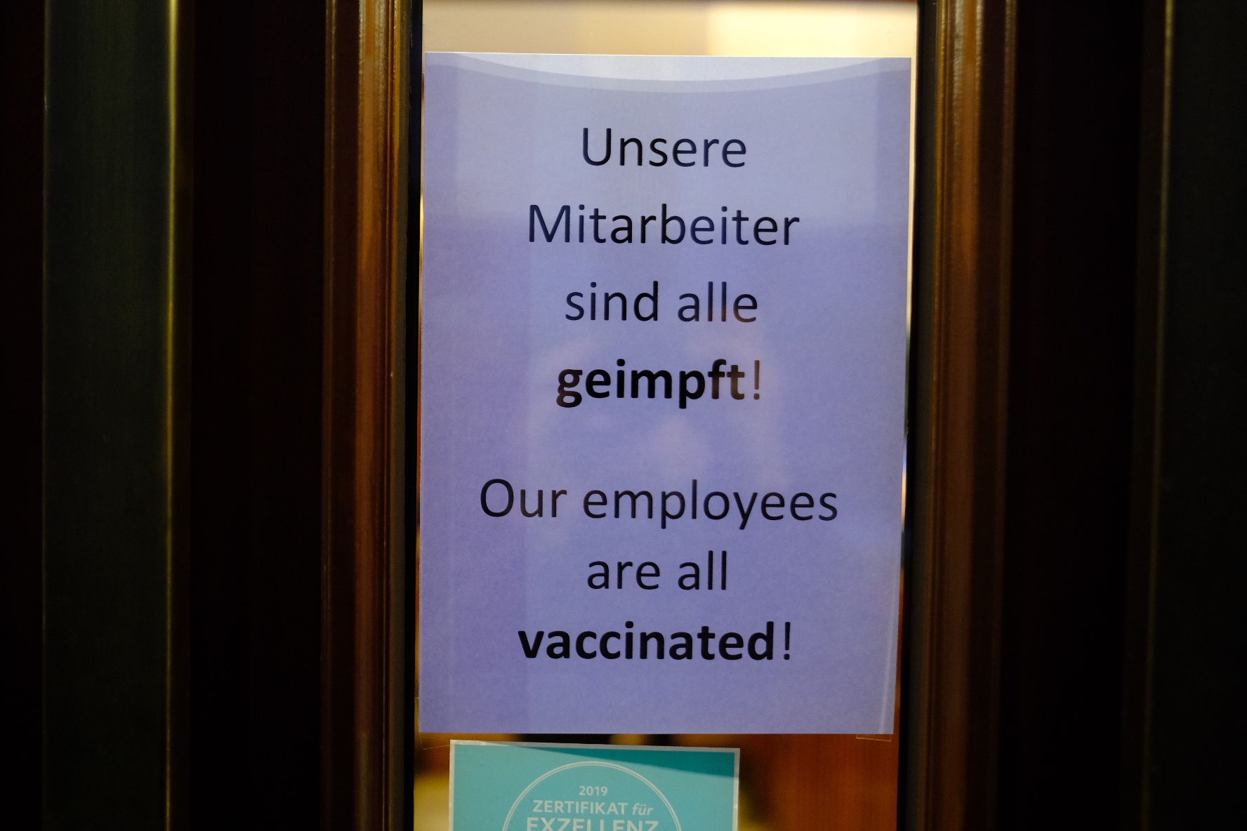 Ein Zettel am Eingang weist darauf hin, dass alle Mitarbeiter des Lokals Kanzleramt geimpft sind.