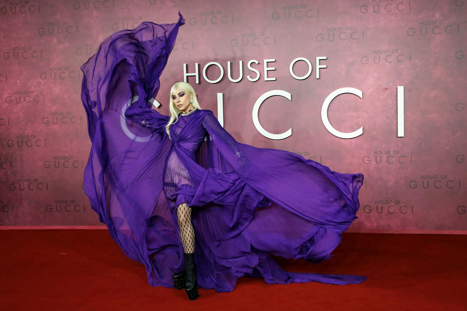 <strong>Lady Gaga</strong> ließ ihr Gucci-Plissee-Kleid aus der neuen Kollektion von Chef-Designer Alessandro Michele fliegen.