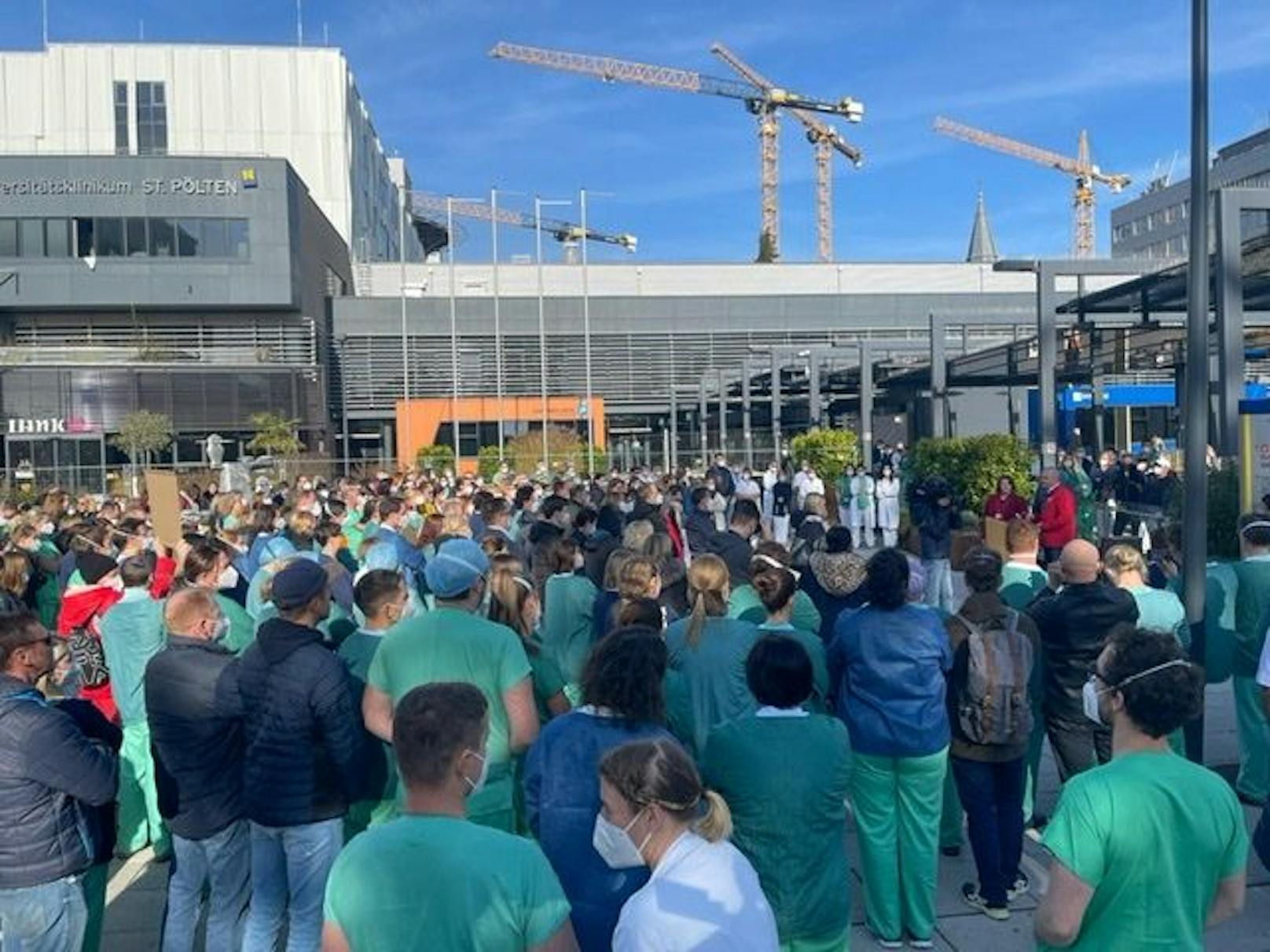 Spitalsmitarbeiter protestieren in St. Pölten.