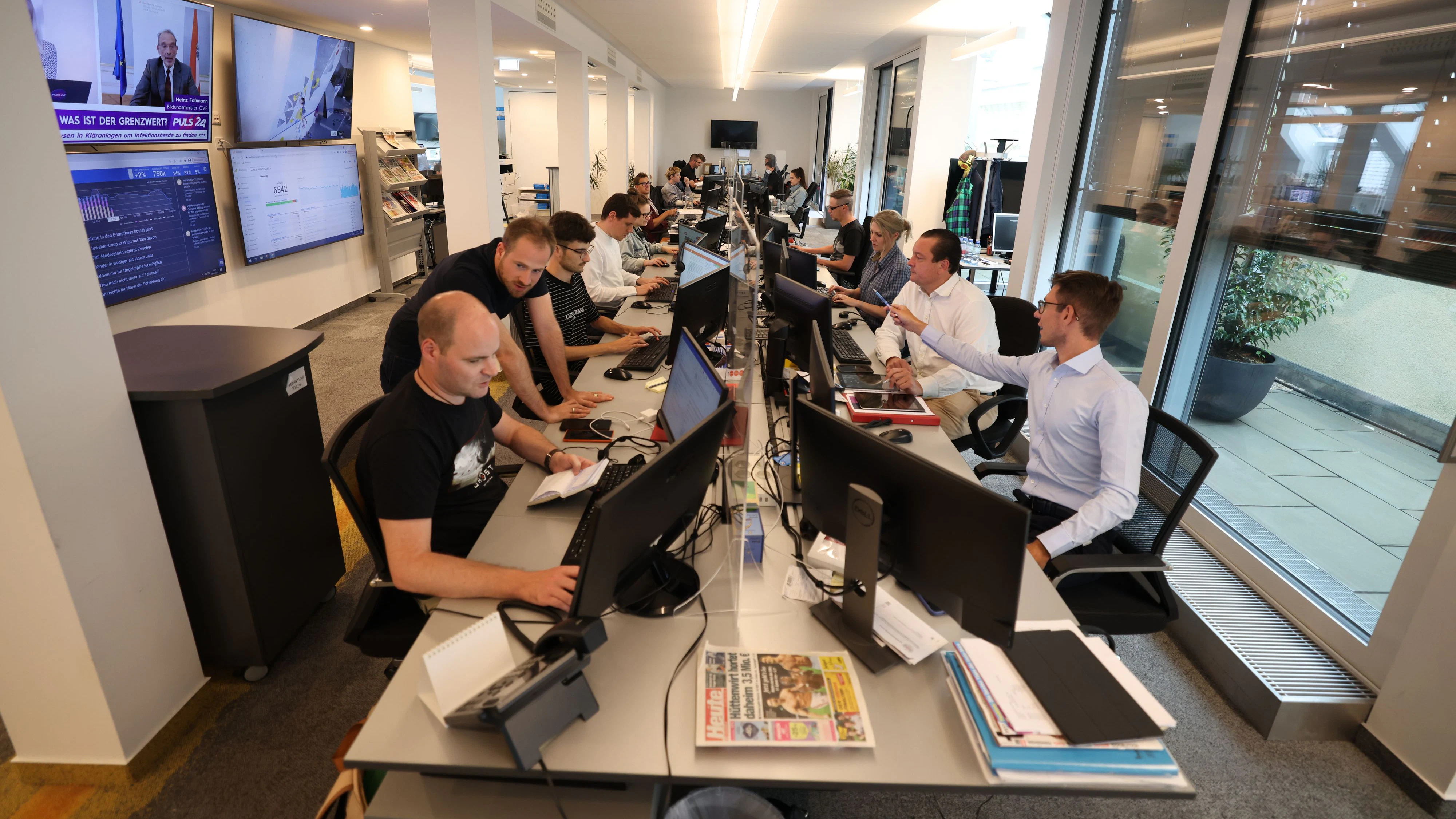 Das "Heute"-Team im Newsroom in der Wiener City